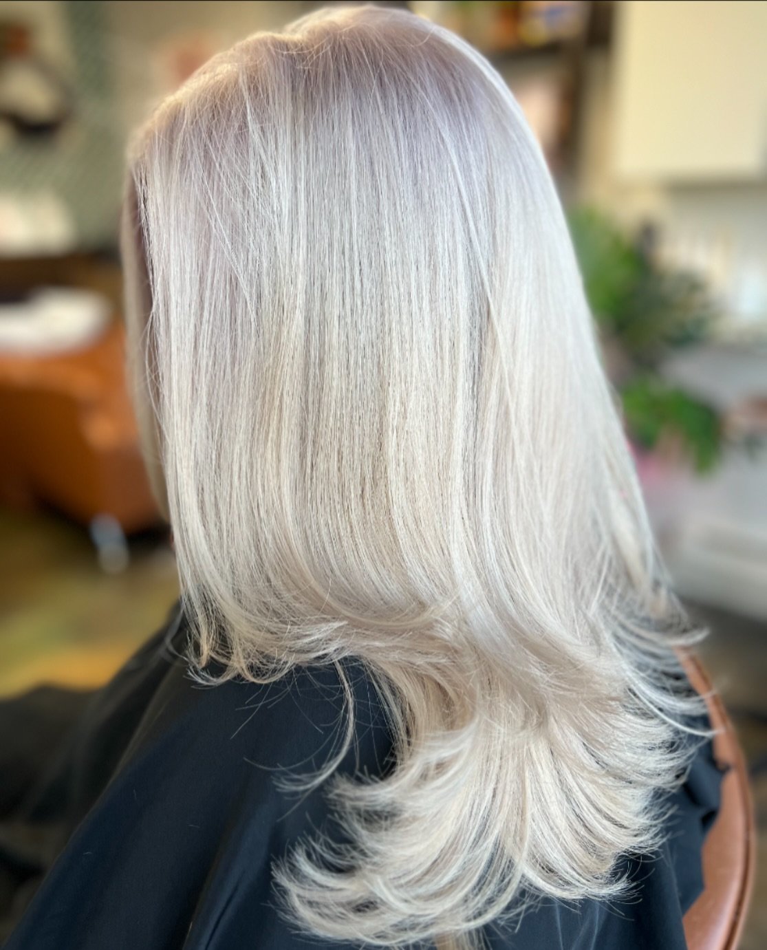 Reflecting as bright as the sun 🌞🪞🪩

bleach + gloss + @k18hair for protection 

book your next appt online or call 248-759-1203

#blondesofinstagram #blondehair #evohair #stylistsupportingstylists #salonandrefillery #springvibes #platinumblonde #k