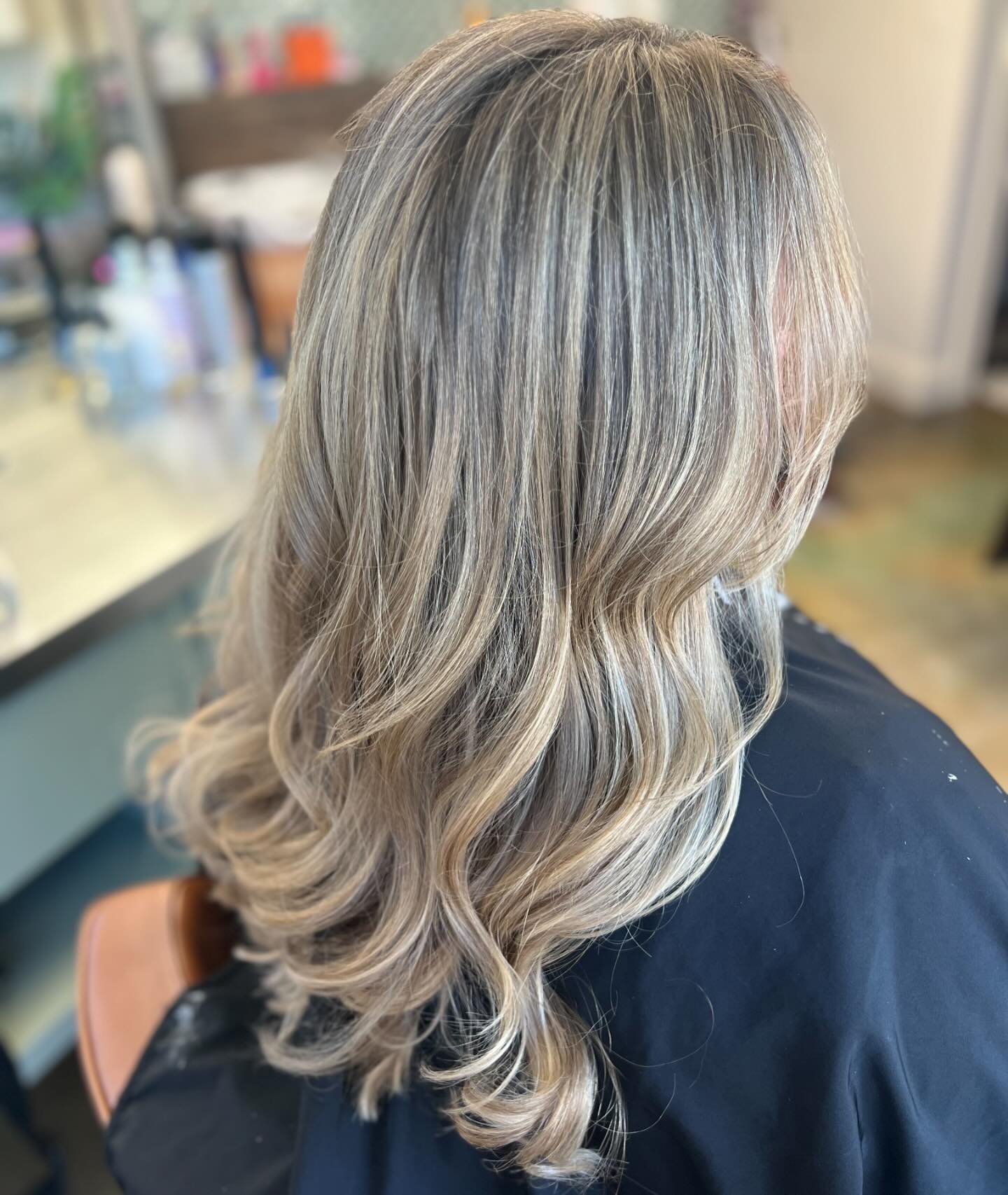 a little spring tune up 🫶

Last Appt: November 

Transformational custom foiling + haircut 

@evopro bottle blonde for the lift 💪🏼
Styled using @shibui.hair 🤩

#downtownrochester #rochesterhills #michiganhairsalon #sustainablebeauty #nomadbeauty 