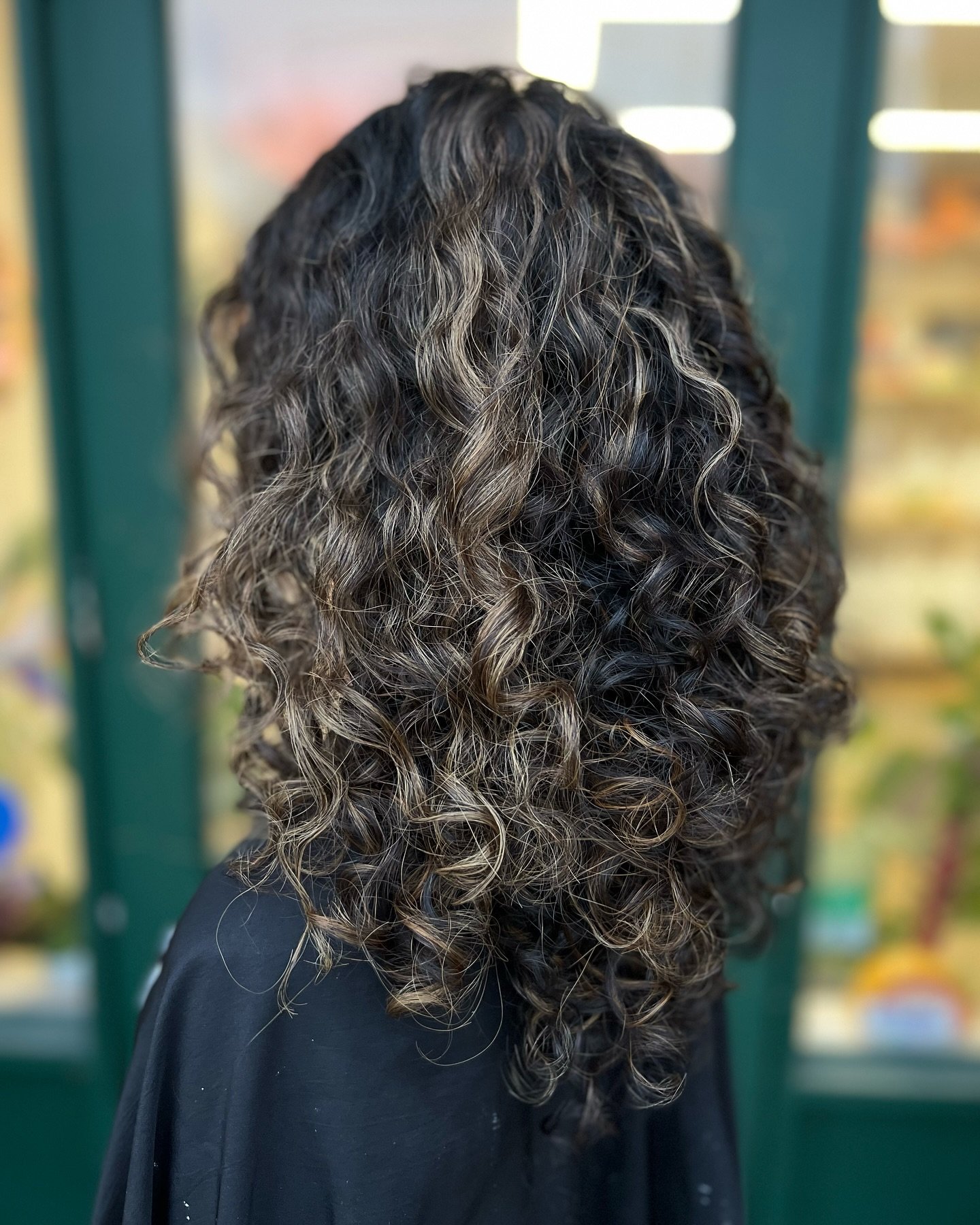 bringing those curls back to life! 
-Haircut ✂️
-transformational color to create a softer grow out + balanced dimension 
-treatment for locking in moisture 💦

I have one available appt left before the new year, msg me 🩷

#curly #curlyhair #beforea