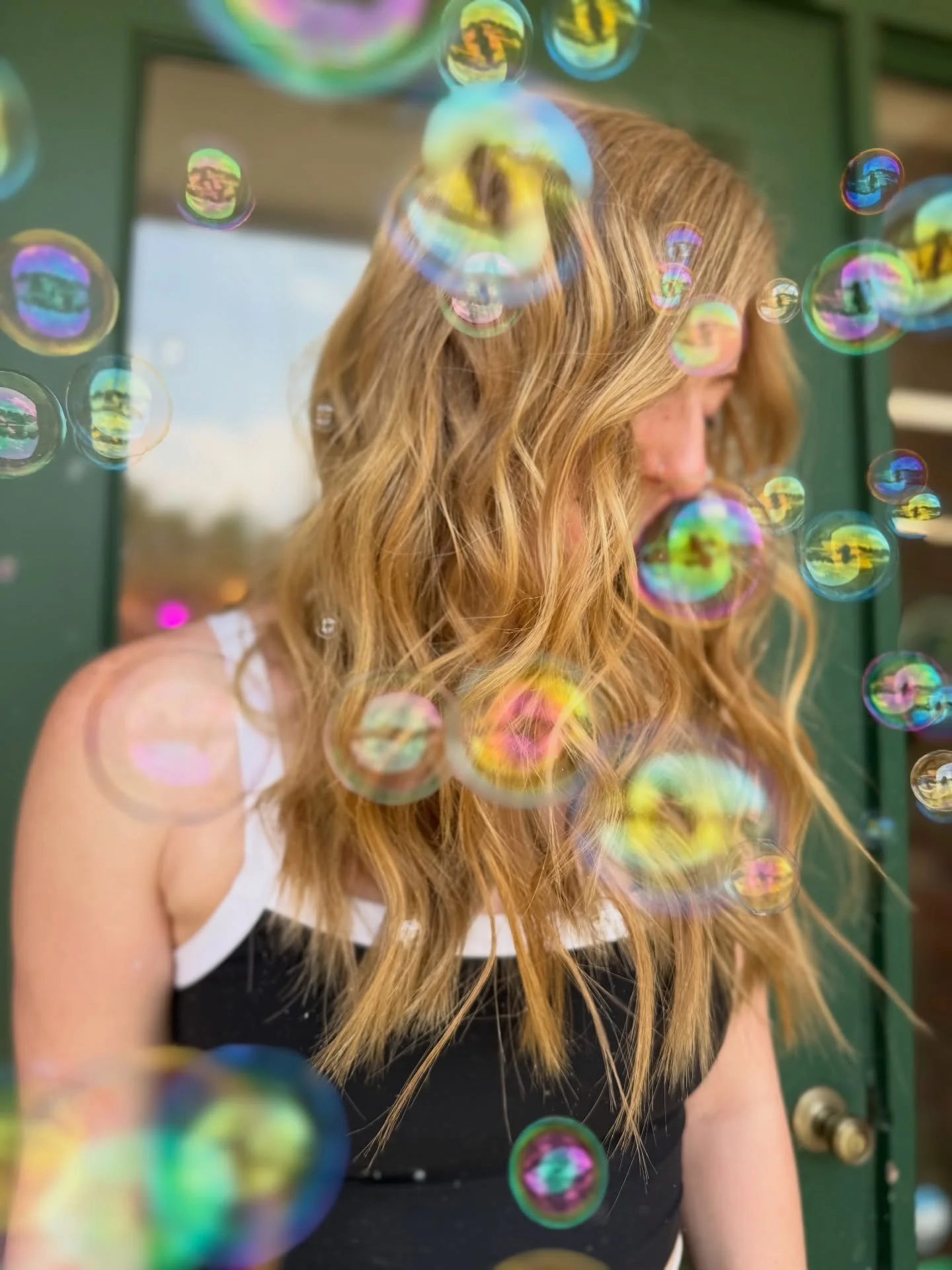 🫧🫧🫧 are we looking at the bubs or the hair? 

if you&rsquo;re wondering&hellip;we did 2 rows of QWefts @aquaextensions in color ECHO 🧚

styled using @ghd_northamerica platinum + 

#michiganhairstylist #michiganhairextensions #summervibes #festiva