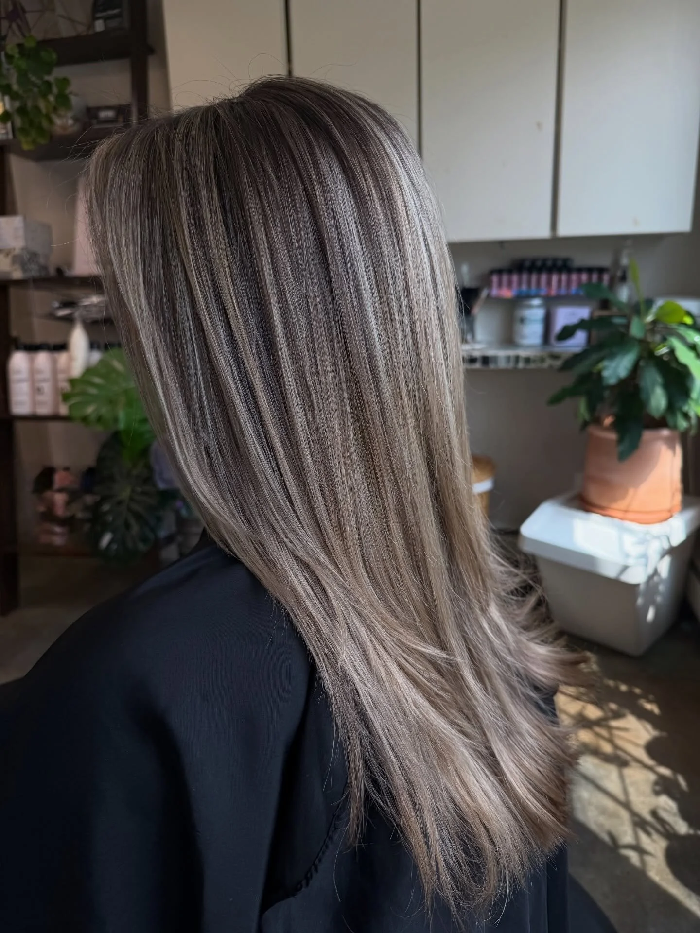 blonding &bull; but make it blendy, beige and creamy 

transformational foil &bull; using @evopro bottle blonde 

can you believe it&rsquo;s the last week in July 🫠
books open through October 🔮

#michigan #michiganhairstylist #rochestermi #michigan
