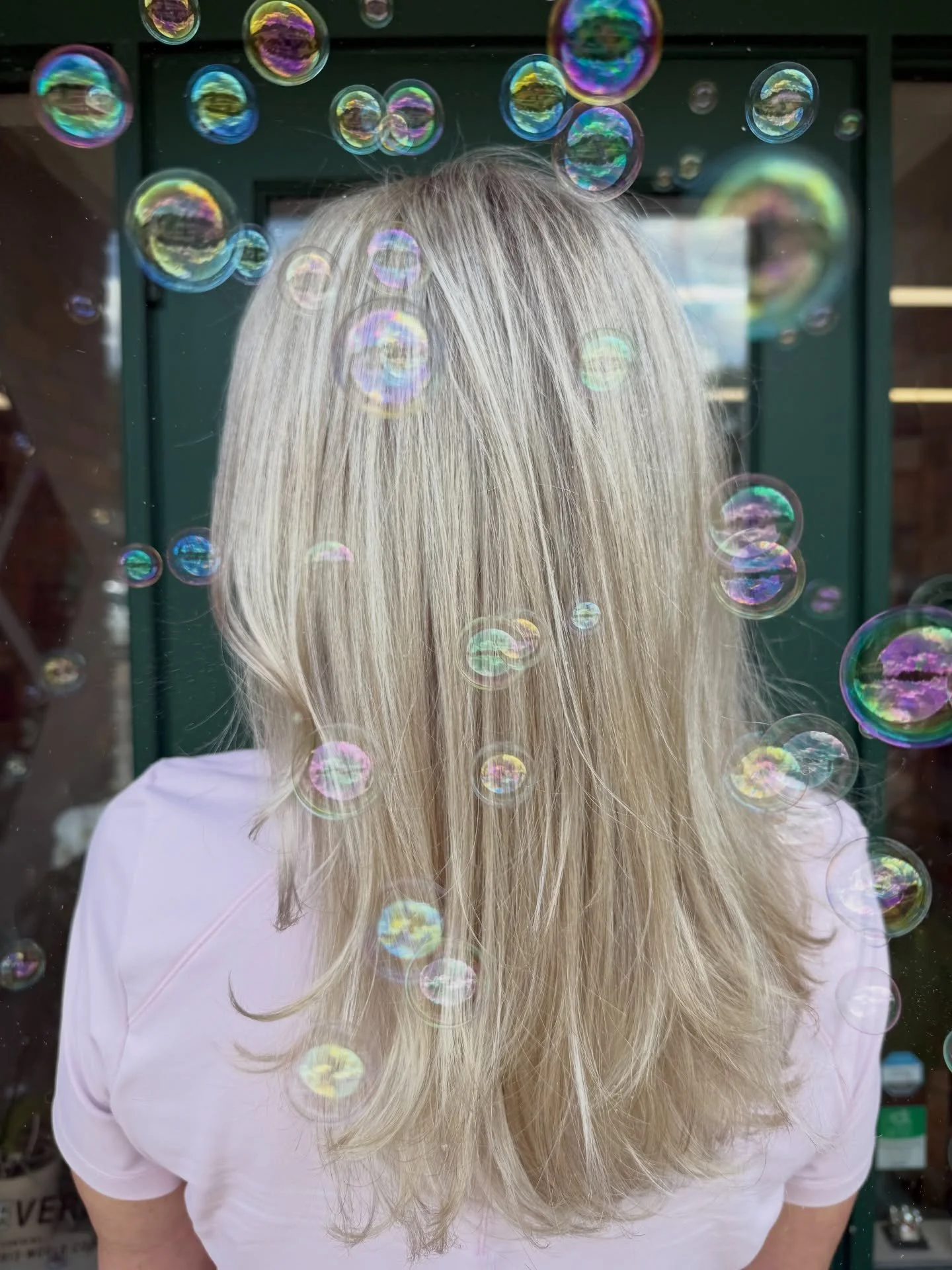bubbles vs no bubbles vs indoor lighting vs outdoor lighting ꫂ❁ 🫧☀️

this was a full custom foil, I&rsquo;m sure we packed in more than 100 foils in this noggin 🤜🏼

As always, we did a deep treatment and haircut at the end 🤌🏻

#michiganhairstyli
