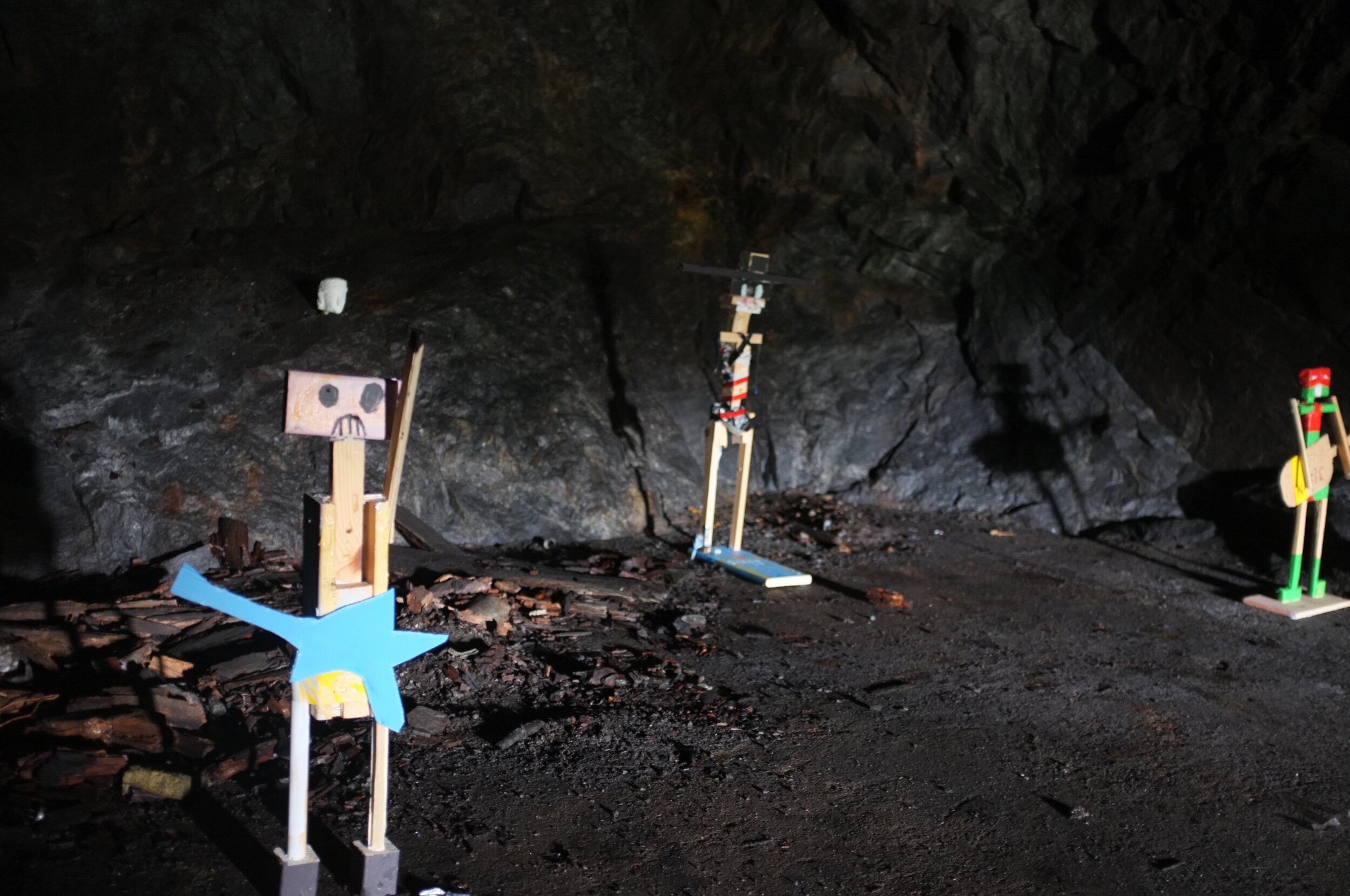  Detalj, Rep, blod och stenar. Under berget. Solna. 2019 