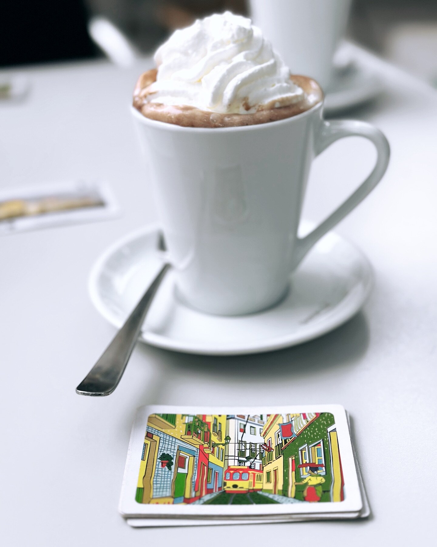 Sippin&rsquo; on cocoa, soaking in the chill vibes at this cute outdoor spot. Cards, laughter, and a splash of Lisbon&rsquo;s colors &ndash; because holidays are all about slowing down and enjoying the good stuff. Cheers to cozy moments! ☕🃏 #chillda