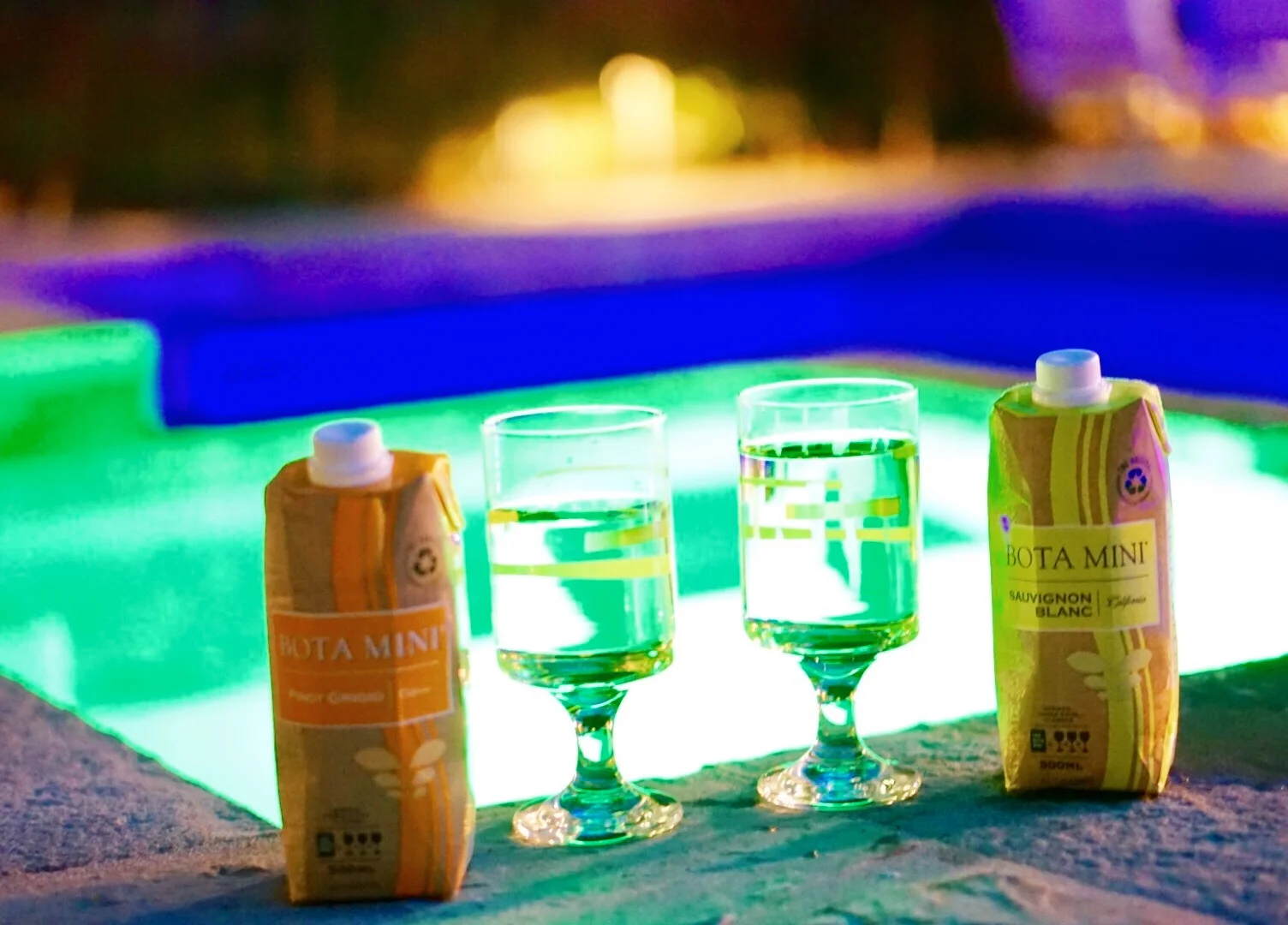 Back home to rejuvenate in the jacuzzi with my boyfriend and a little romantic evening wine cheers with Bota Box and their white wine varietals. 