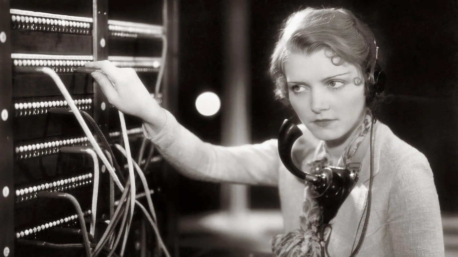 Women Telephone Operators at Work (12).jpg