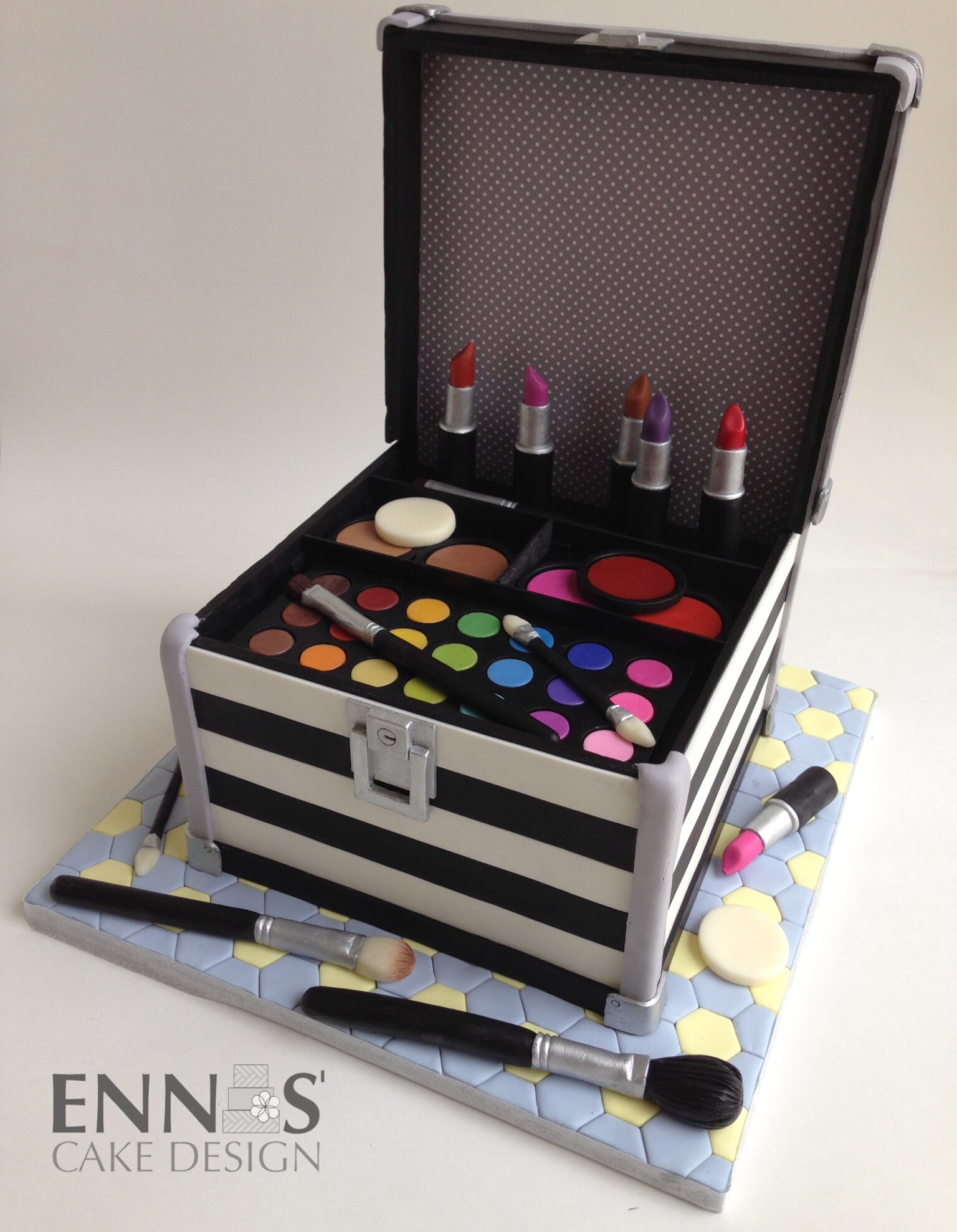 Makeup Case Ennas Cake Design