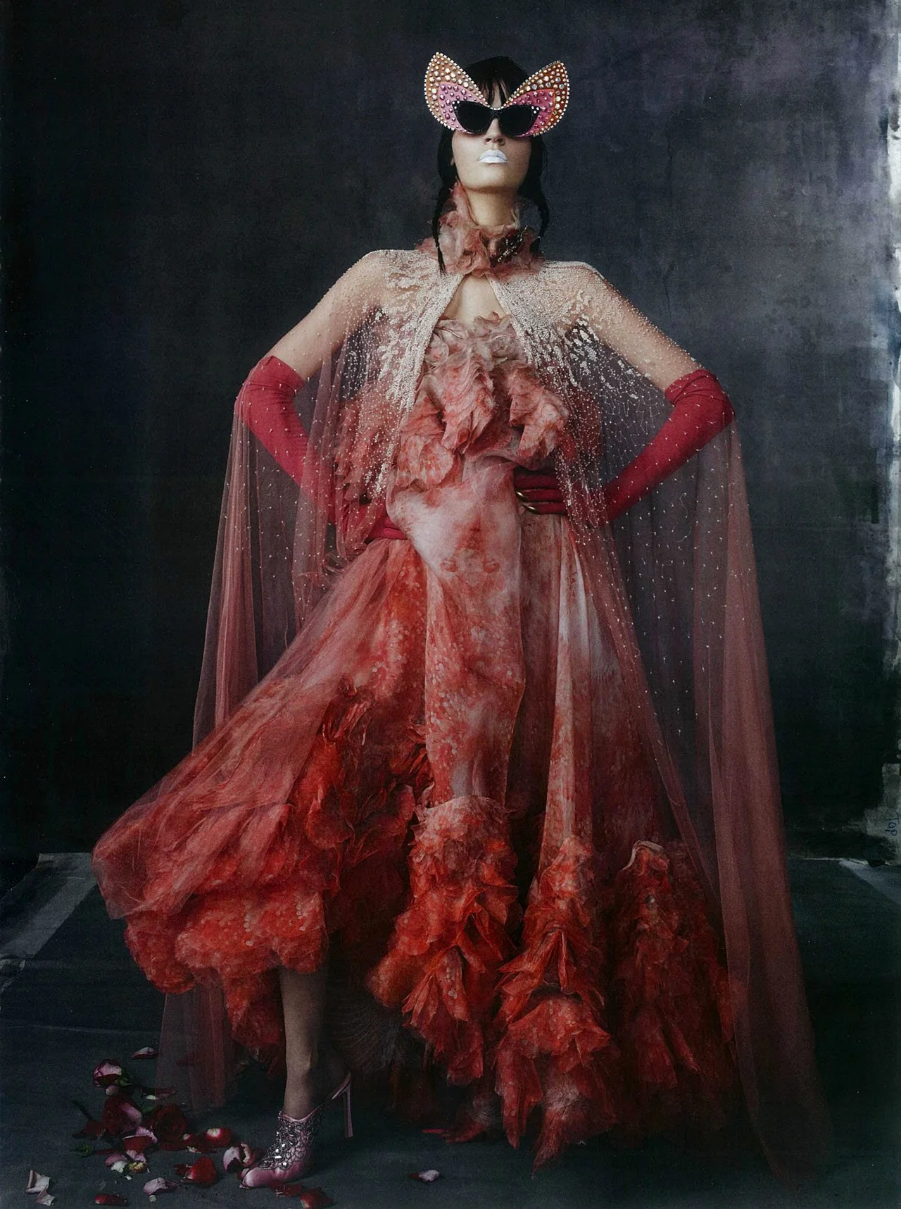 “Keepin’ It Surreal” with Laura Kampman + Guido Palau + Pat McGrath + Karl Templer + Steven Meisel + Vogue Italia
Frocks = Sarah Burton for Alexander McQueen + Lynn Ban + Oscar de la Renta