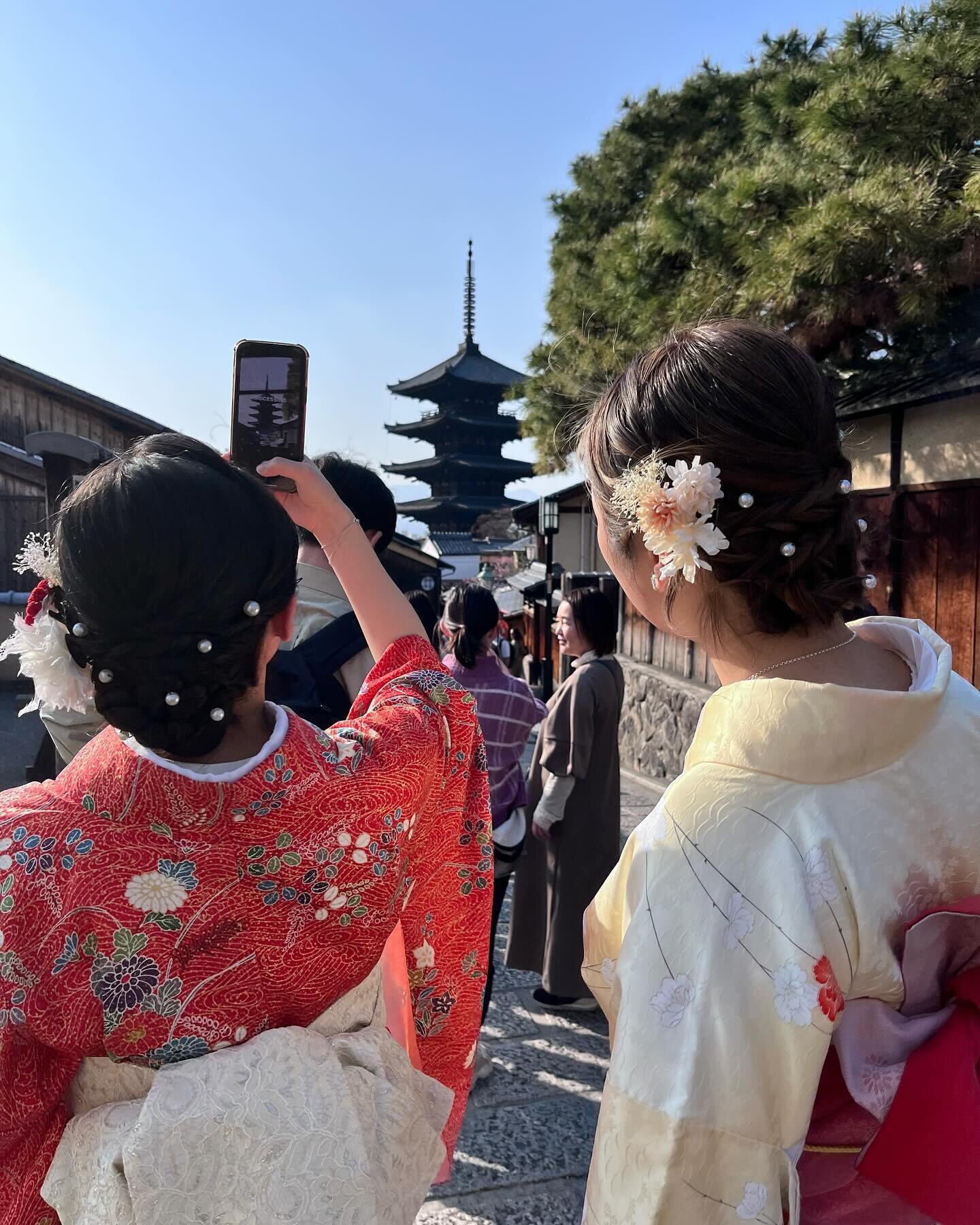 Capturing Japanese kimono fashion at Kiyomizu dera Temple on my first day in Kyoto, Japan - photos by @benjaminkwanphoto 
:
:
:
:
:
#streetstyle #kimonofashion #styleinspo #kyoto #kiyomizu #ootd #looksoftheday #instastyle #fashionstyle #kawaii #kimon