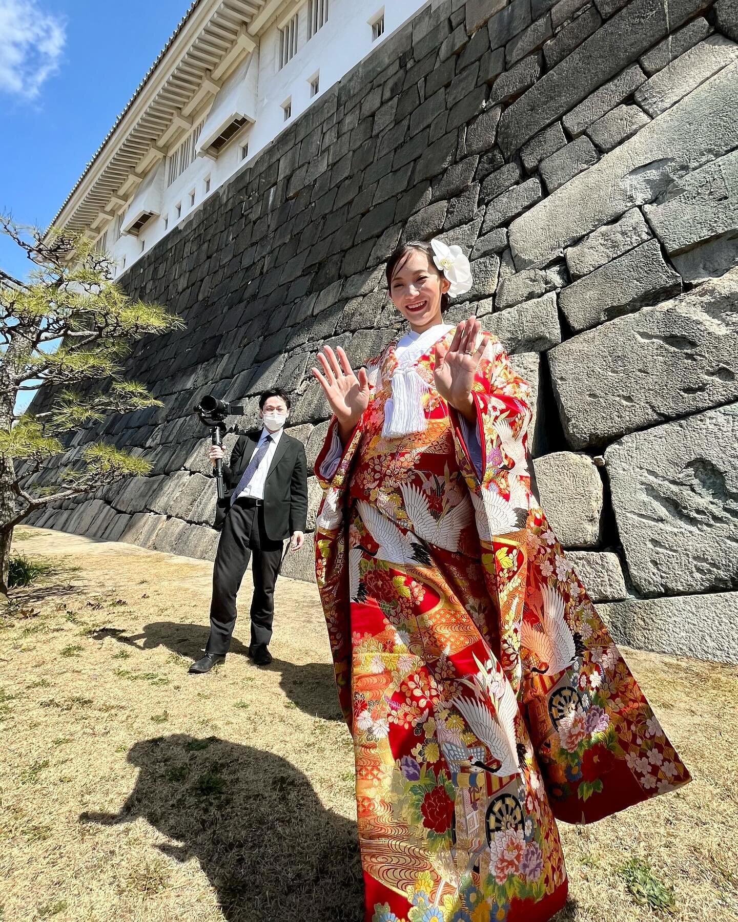 Another day, another traditional Japanese wedding while visiting Osaka Castle. The couple looked amazing and were enjoying themselves. Photos and video by @benjaminkwanphoto 
:
:
:
:
:
:
#wedding #japanesewedding #kimono #weddingphotography #osakacas