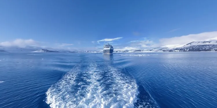 L'Austral departing Deception Bay