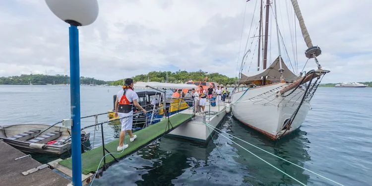 Port Vila - Passengers arriving by Tender