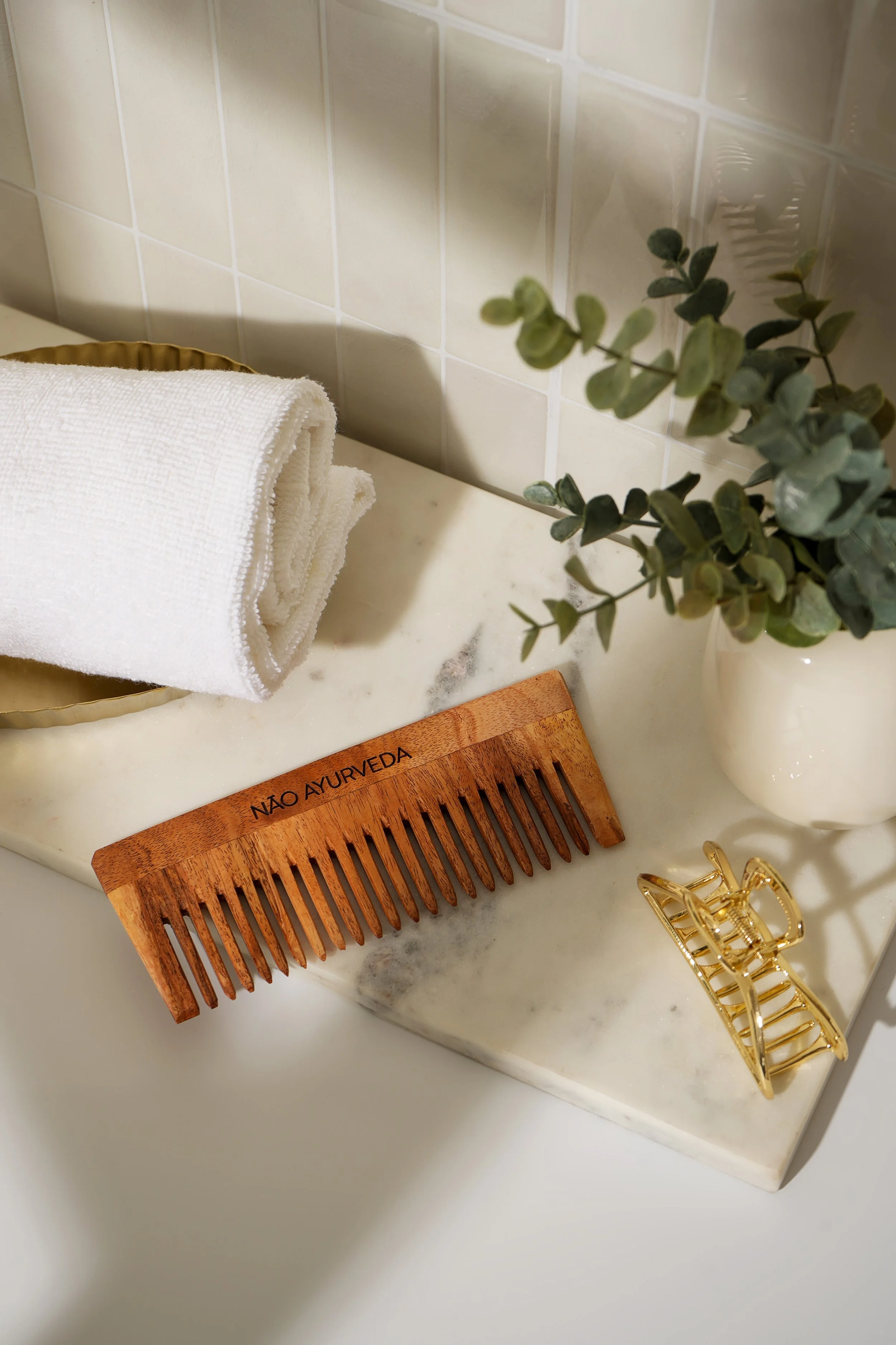 Neem Comb Lifestyle .jpg