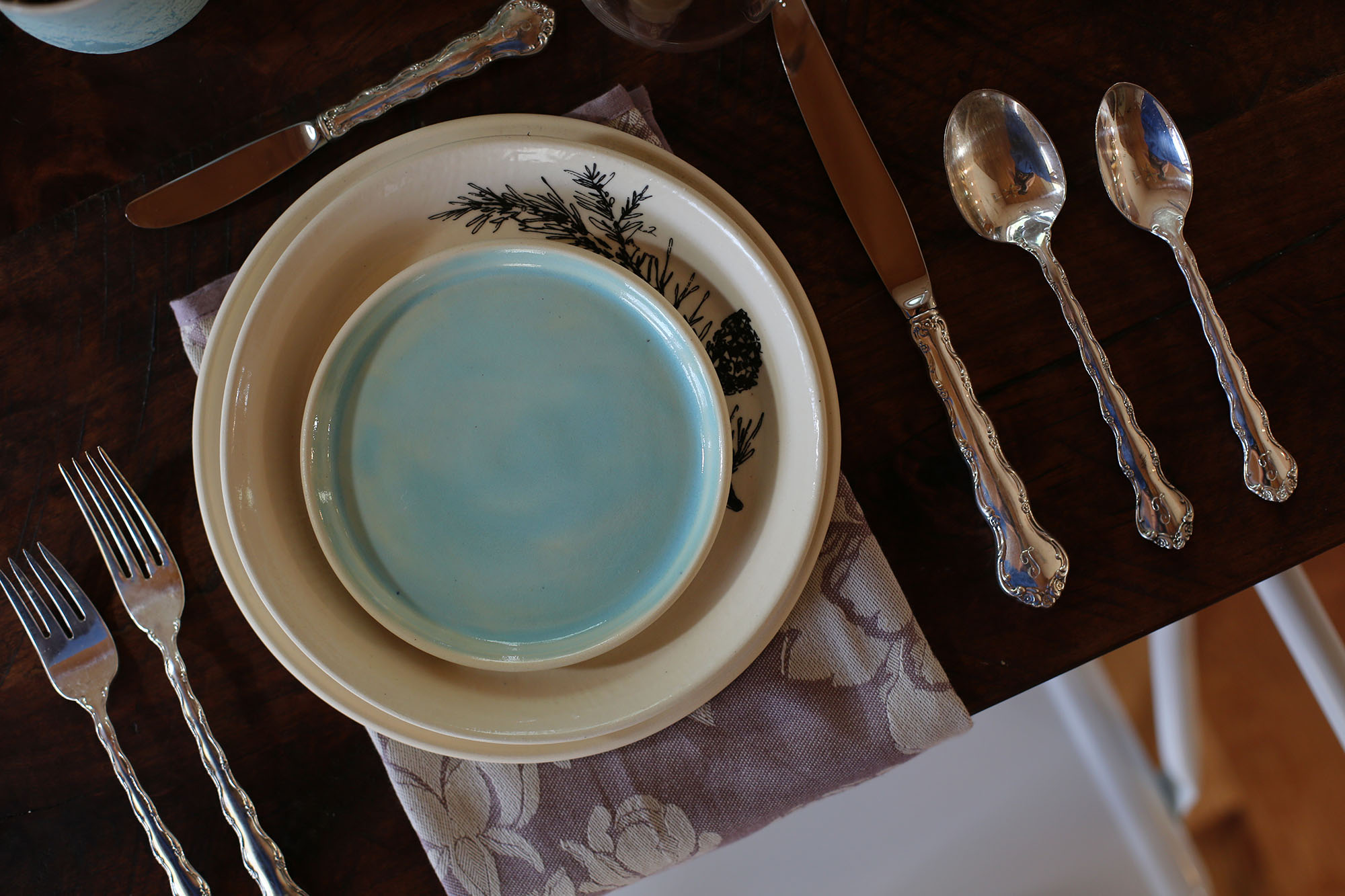 Imagine this kind of setting for your next dinner party. YES PLEASE!