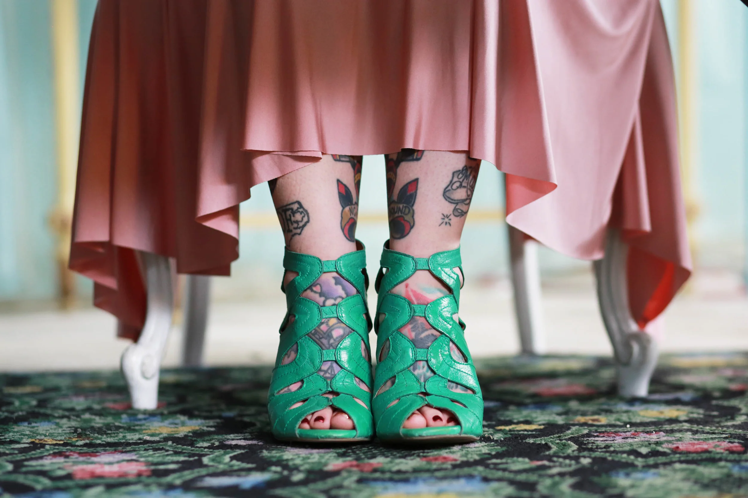 love the contrast of the blush with this dark mint.. oh and Sarah's awesome tattoos!