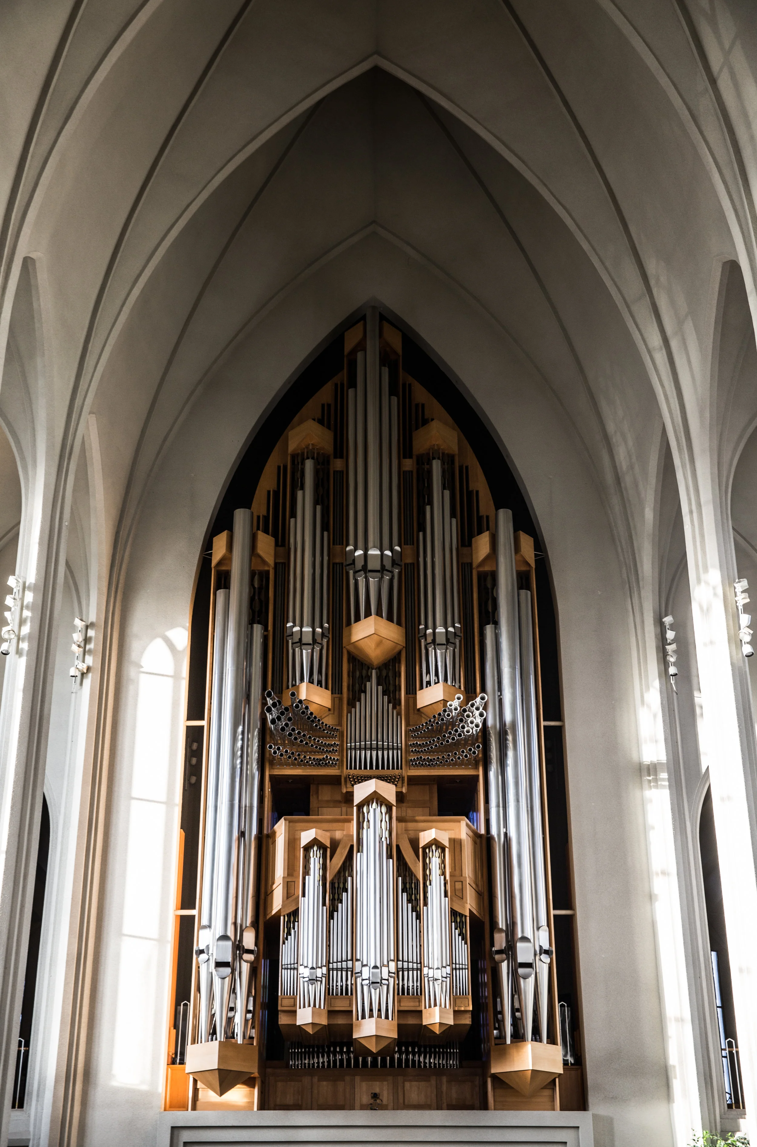 German organ builder Johannes Klais of Bonn was choosen to bring his talents to Iceland. With 102 ranks, 72 stops, and 5275 pipes, it is 15 meters tall and weighs in at 25 tons. Construction of it was finished in 1992.