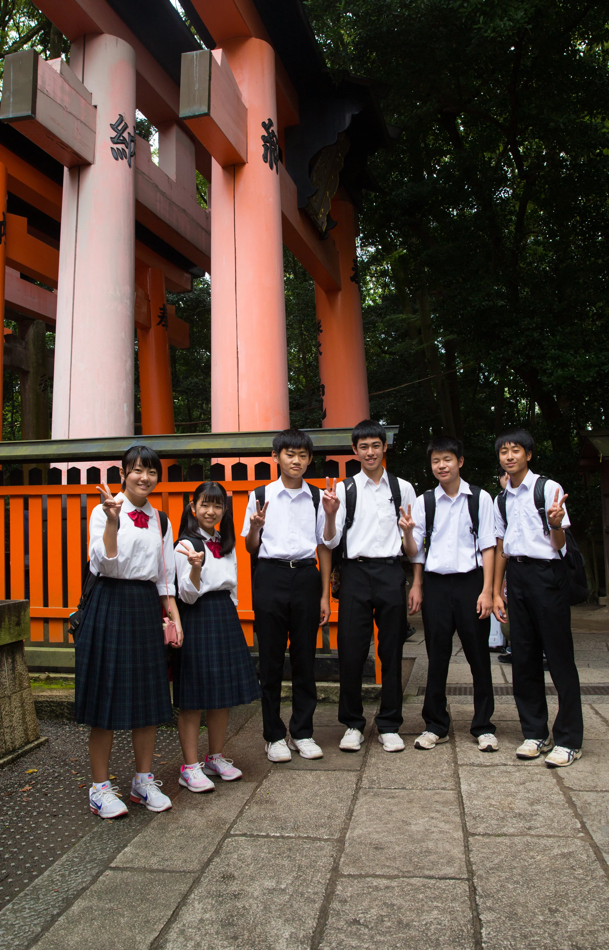 A group of kids on school trip exchanged their questions about our visit to Japan for a photo. Wish you all the best!