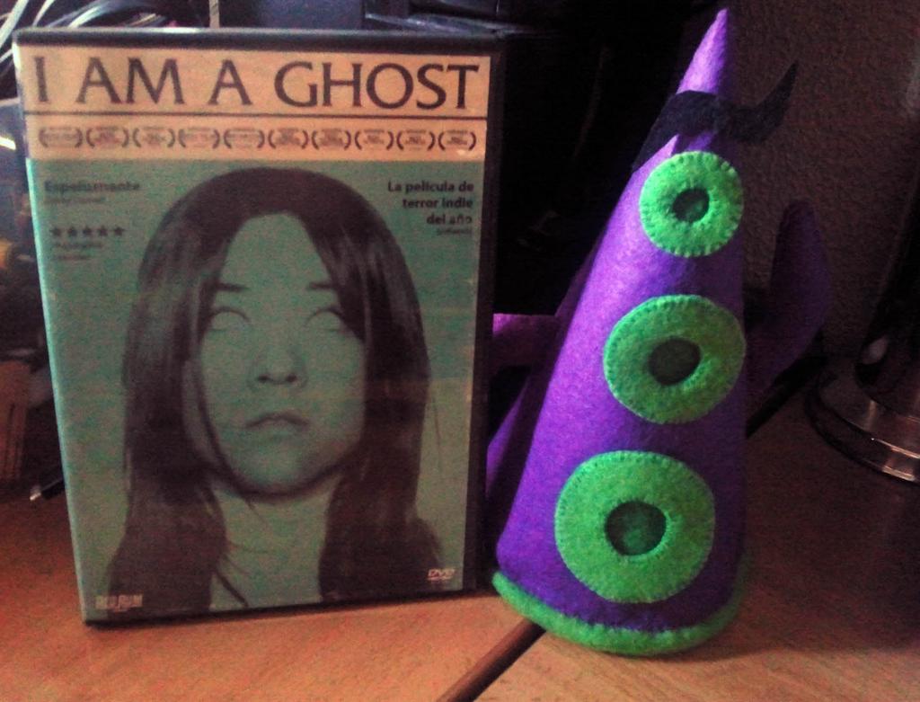 Emily poses with iconic geek superstar Tentáculo Púrpura (LucasArts Day of the Tentacle )