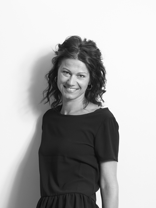 Anne W. Fjærvoll, senior grafisk designer, daglig leder Anne er utdannet fra Westerdals school of communication og har erfaring fra byråer i Oslo og Bergen innen reklame, design og event. Anne har redaksjonell design kompetanse og har jobbet bla. som fast formgiver for Morgenbladet. Et tett samarbeid med Teater Ibsen har resultert i visuelle profiler for oppsetninger som Borkmann og Et dukkehjem, i tillegg til stykker som Romeo & Julie og Hamlet.