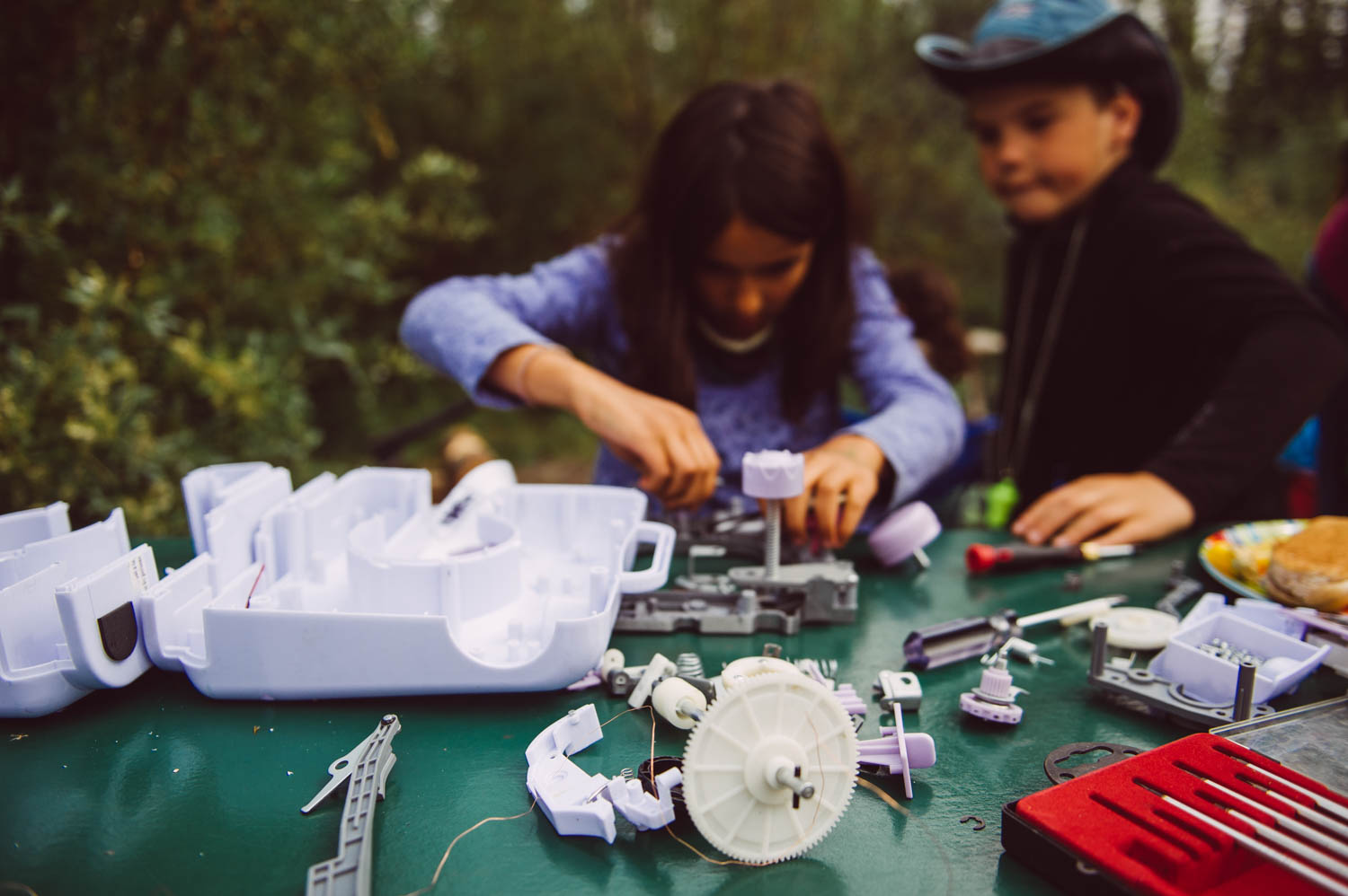 Learning by doing: Mathilde and Joel decided to open a broken sewing machine to see how it worked.