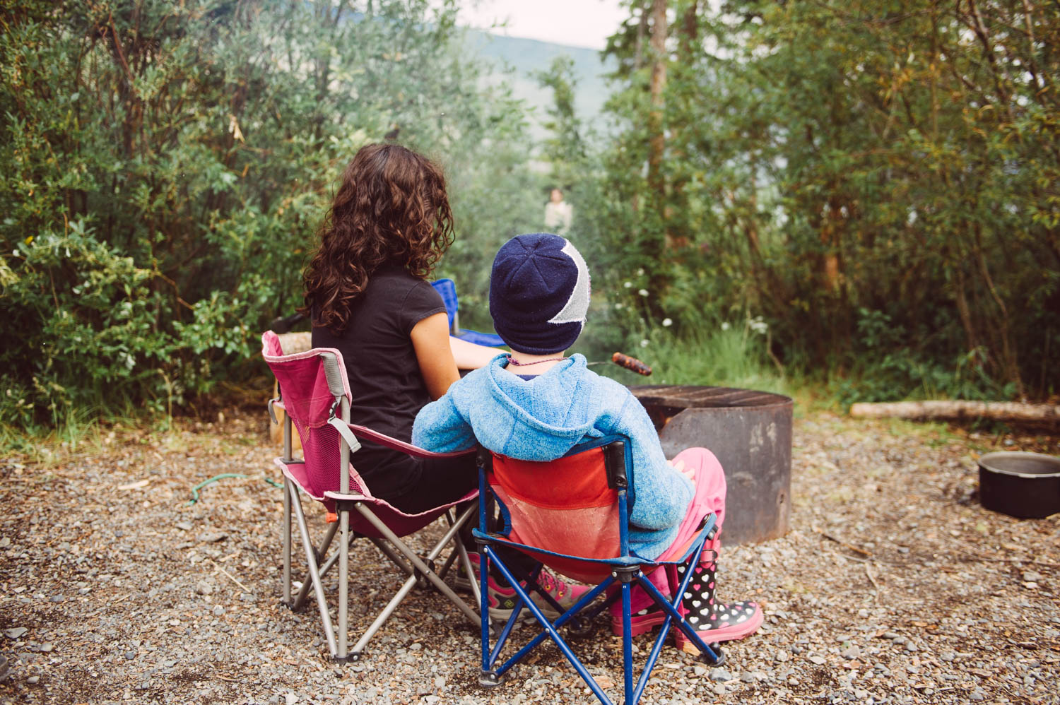 As it is often the case in the Yukon, there was a bear hanging around the campground. One evening, we saw it right there where Aïsha was (less than 20 feet from the fire). We warned the kids to stay together. They just waved and said they knew what to do if they encountered a bear. Yukon kids...