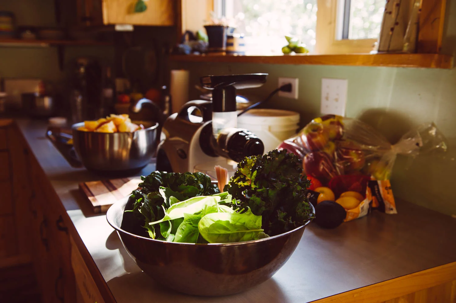 Since we have access to fresh greens from the garden, I usually prepare the fruits and at the last minute, I go pick the greens so they keep as much nutrients as possible. In that juice, there was kale, chard, spinach, dandelion - we still have some young dandelion greens in the shaddy spots here! - and lamb's quarter (Chenopodium album) , an awesome weed that is very concentrated in nutrients, as weeds usually are (another awesome weed for juicing is chickweed ( stellaria media ). We have also juiced clover this week.