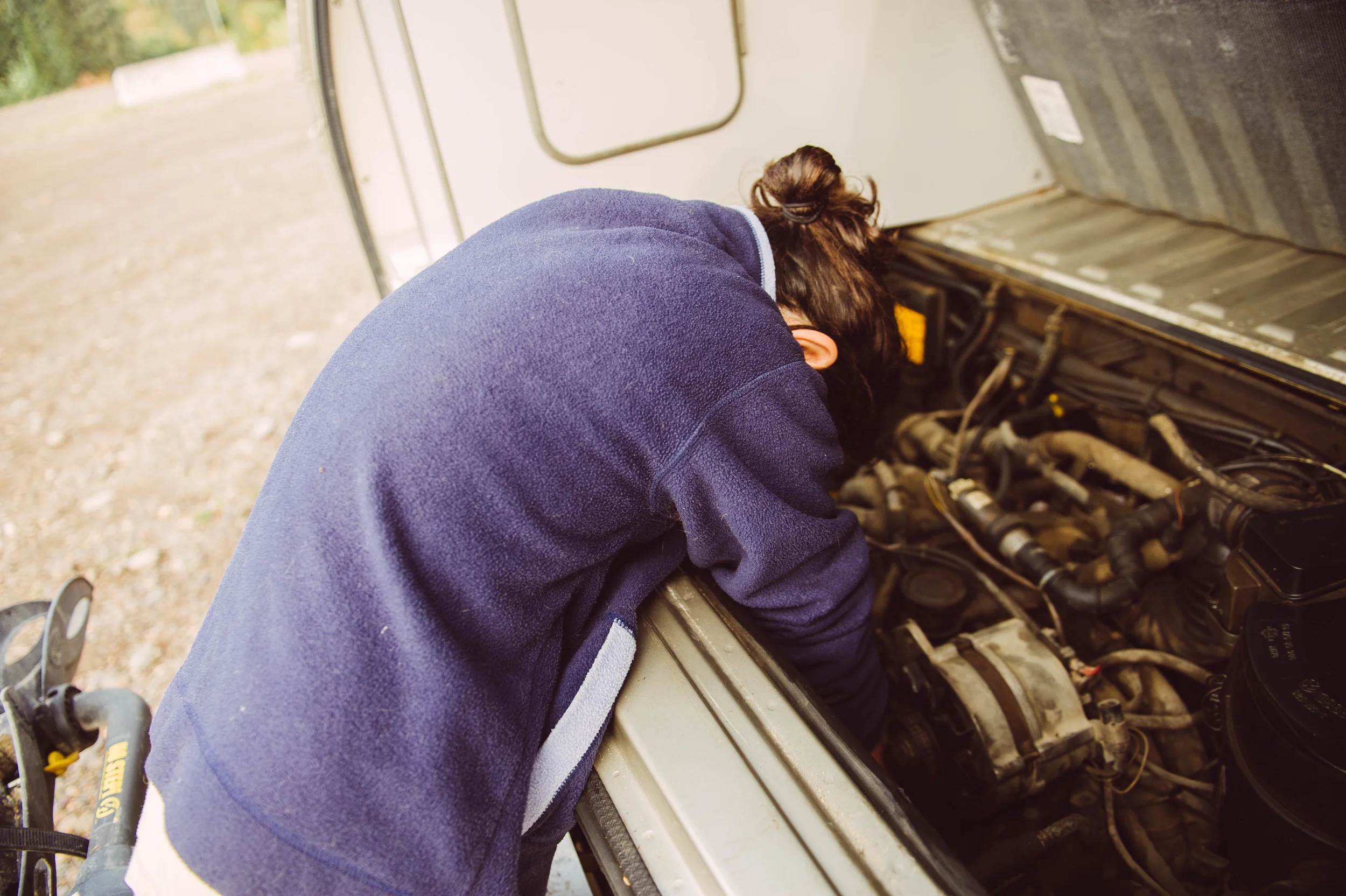 Westy mechanic 101. Since papa can't do it with one arm, the girls are learning!