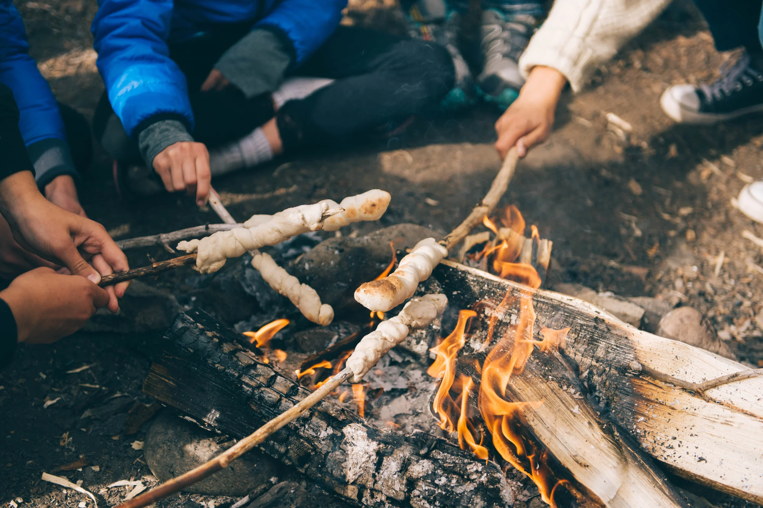 The girls taught our new friend Lee and his girlfriend how to cook bannock over the fire