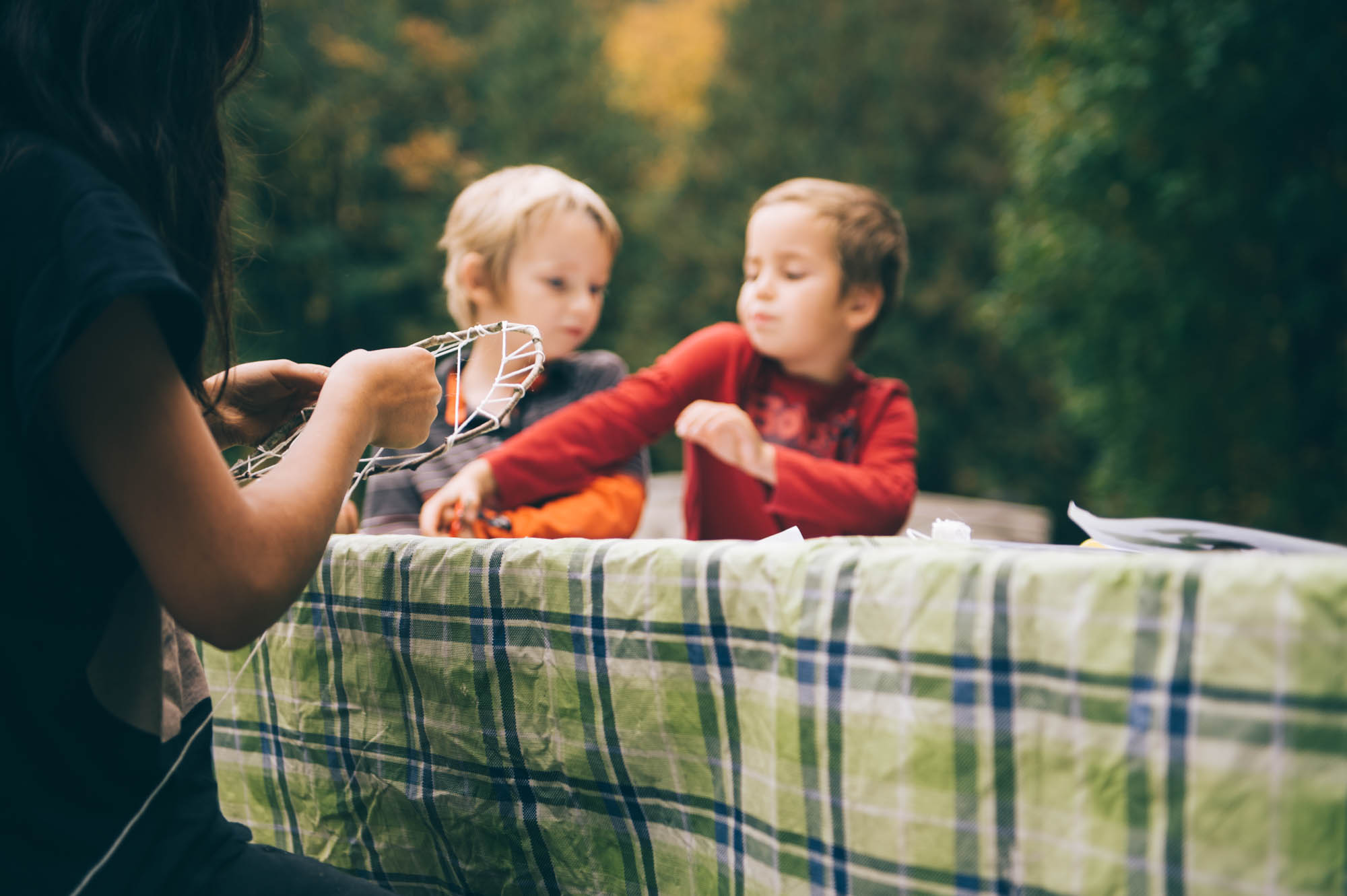 Making a dreamcatcher under the supervision of two very interested little boys.