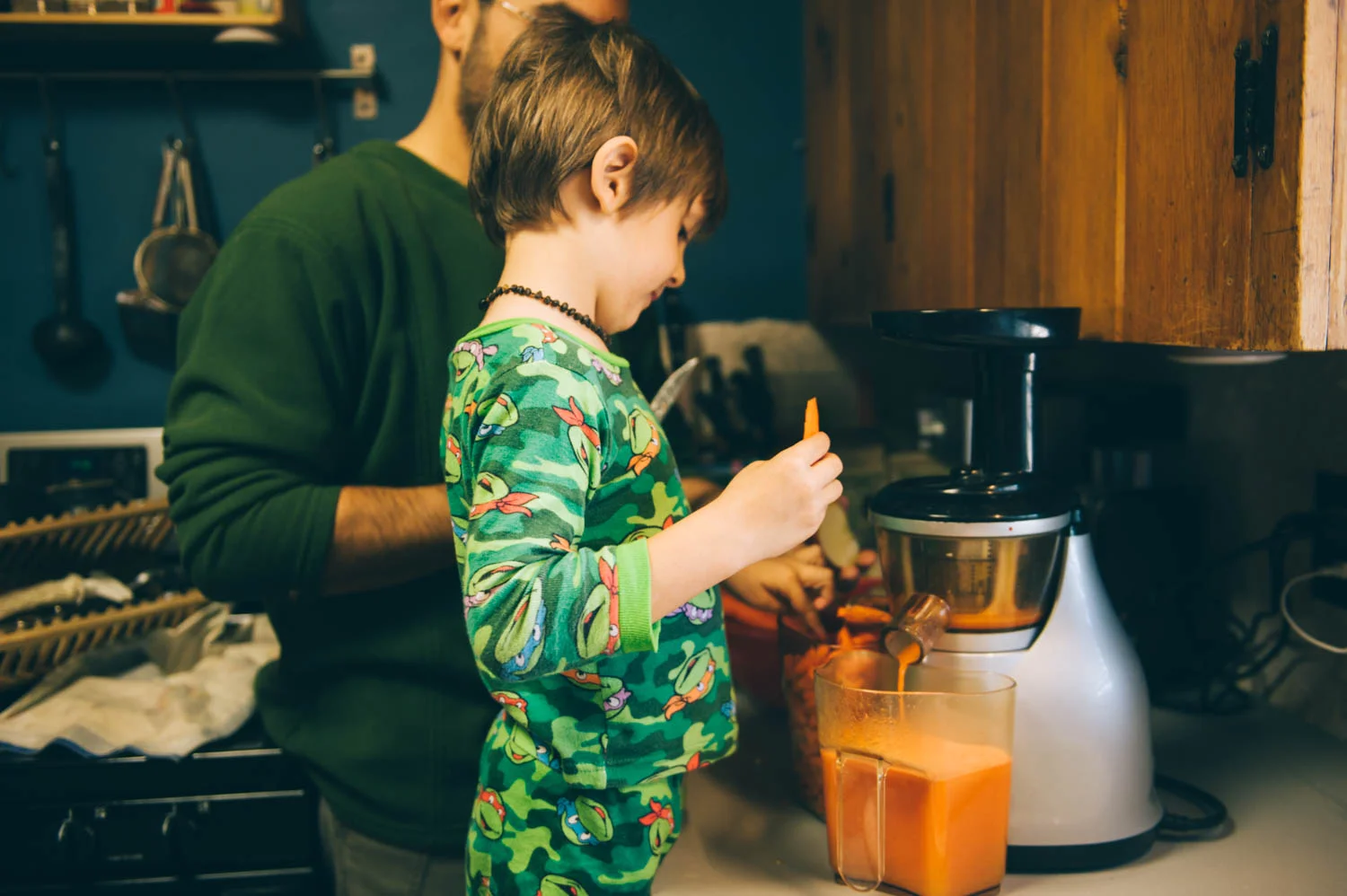 Carrot-appel juice making for our Christmas morning breakfast.