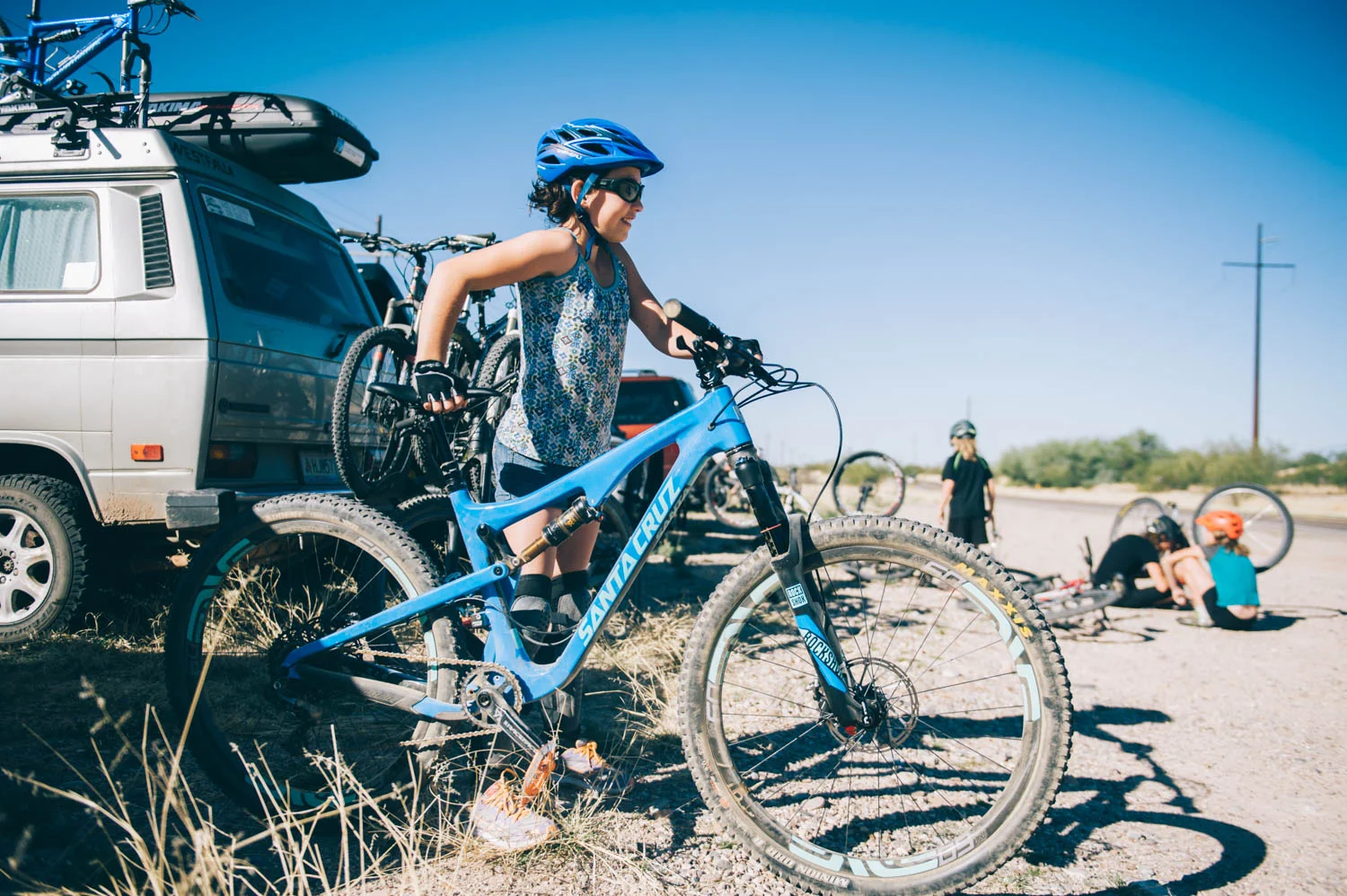 On Sunday, Santa Cruz organized a demo from 9 to 3 pm during which we could try any of their bikes (fully adjusted) for free. We had a blast! Now, I understand why these bikes sell for $5,000 to $8,000... It's a completely different category. We did not get to try any this fall when we visited the Santa Cruz headquarters. After the ride Mathilde said: Mom, that's what I want for Christmas. Only that. No Lego. Well, of course!