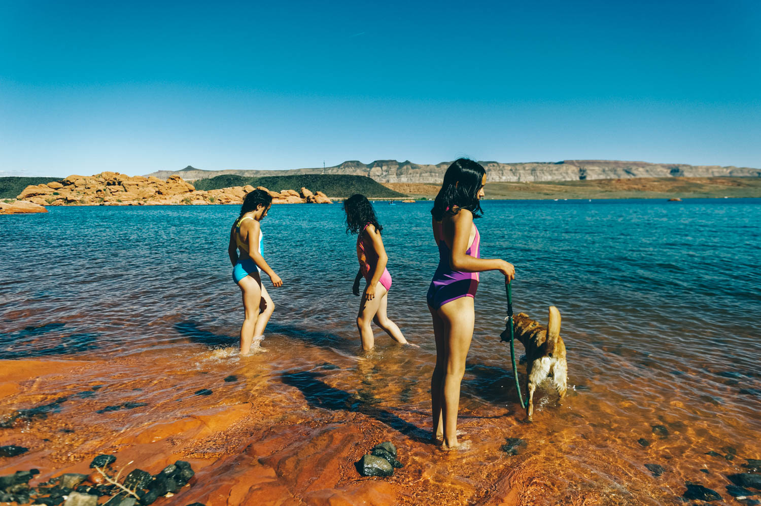 We spent the first night at Las Vegas Bay Campground and the second one at Sand Hollow State Park, near St. George. We were so happy to swim in this beautiful (and freezing cold) water, surrounded by red rock cliffs and black volcanic rocks.