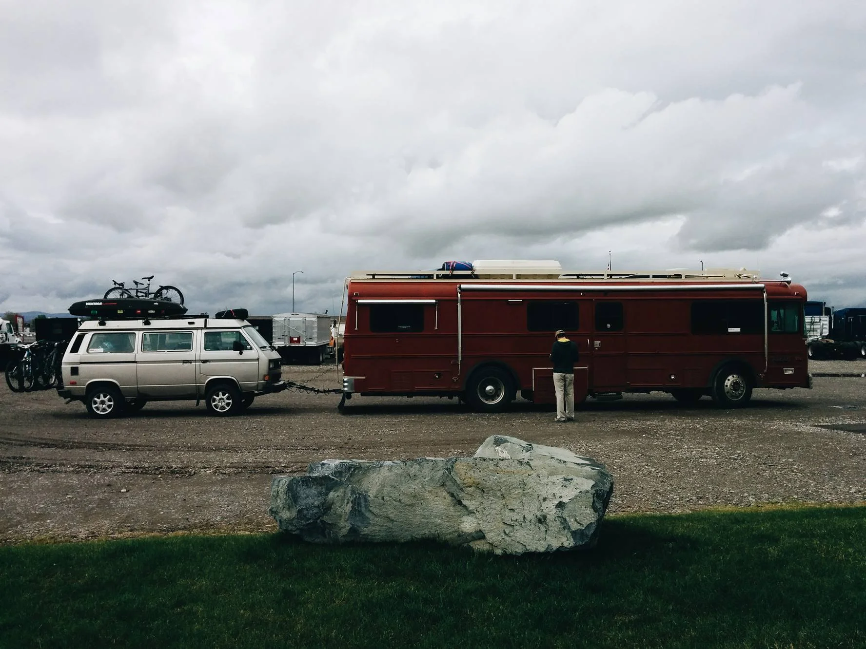 They brought the bus in at noon on Sunday and we were out by 5 pm! We were so happy!! We truly had no idea how long it would take them to fix the problem. Historically speaking, when the bus got in a garage for a problem, it got out 10 days later... So we were brainstorming possible sleeping arrangement. The weather was rainy and cold and as much as we love camping in the Westy, it didn't sound very appealing. However, we were right by the Lewis and Clark Caverns State Park and would have probably stayed there for a few nights. However, we found out later that the caverns are not open before May 1st, so we'll have to be back! 