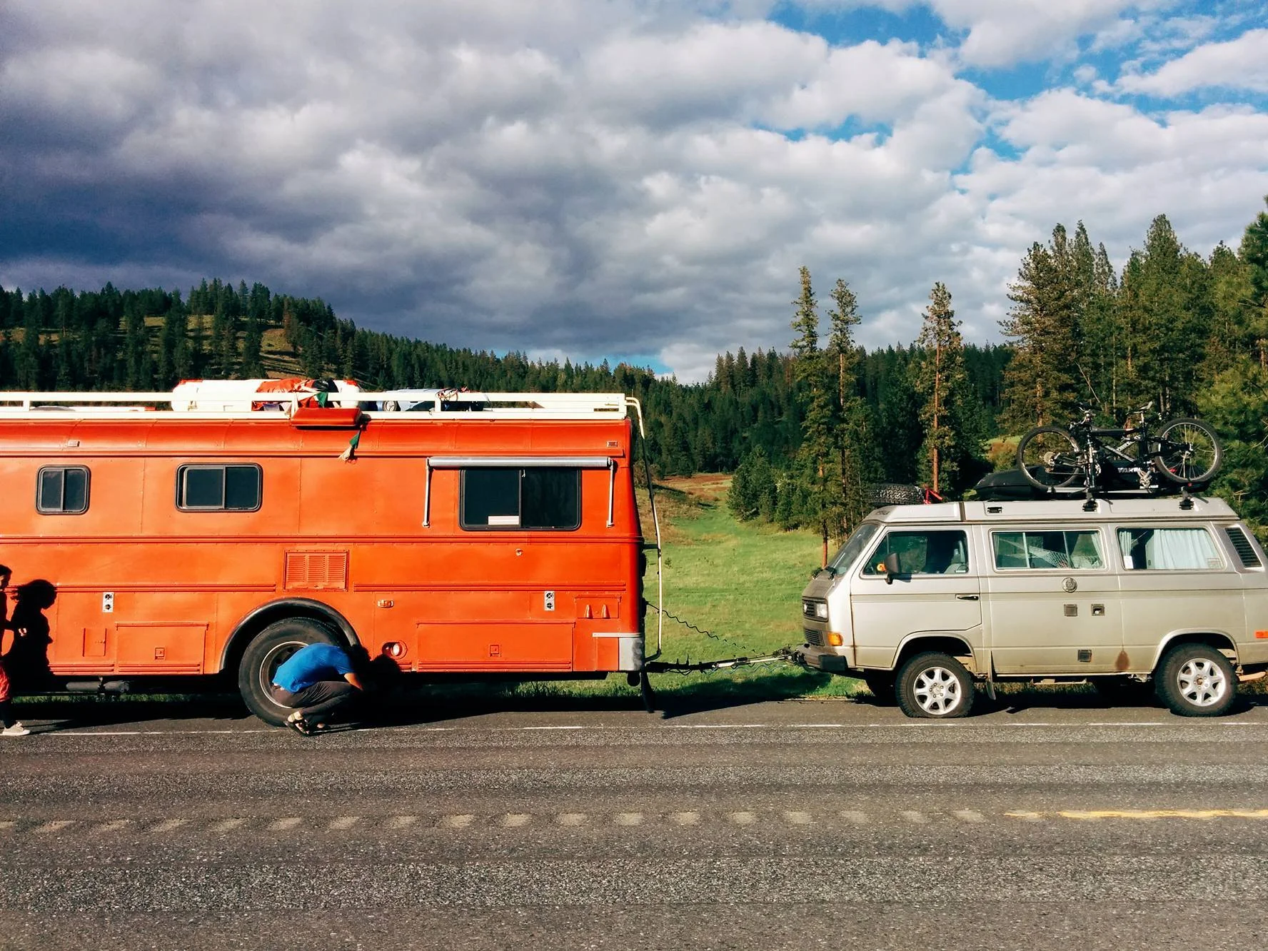 Then as we neared the border (litteraly an hour and 15 minutes away, one of the bus' rear tires blew, ripped the muffler's exhaust that in turn sliced open one of the Westy's front tire... Yeah, unbelievable, I know.