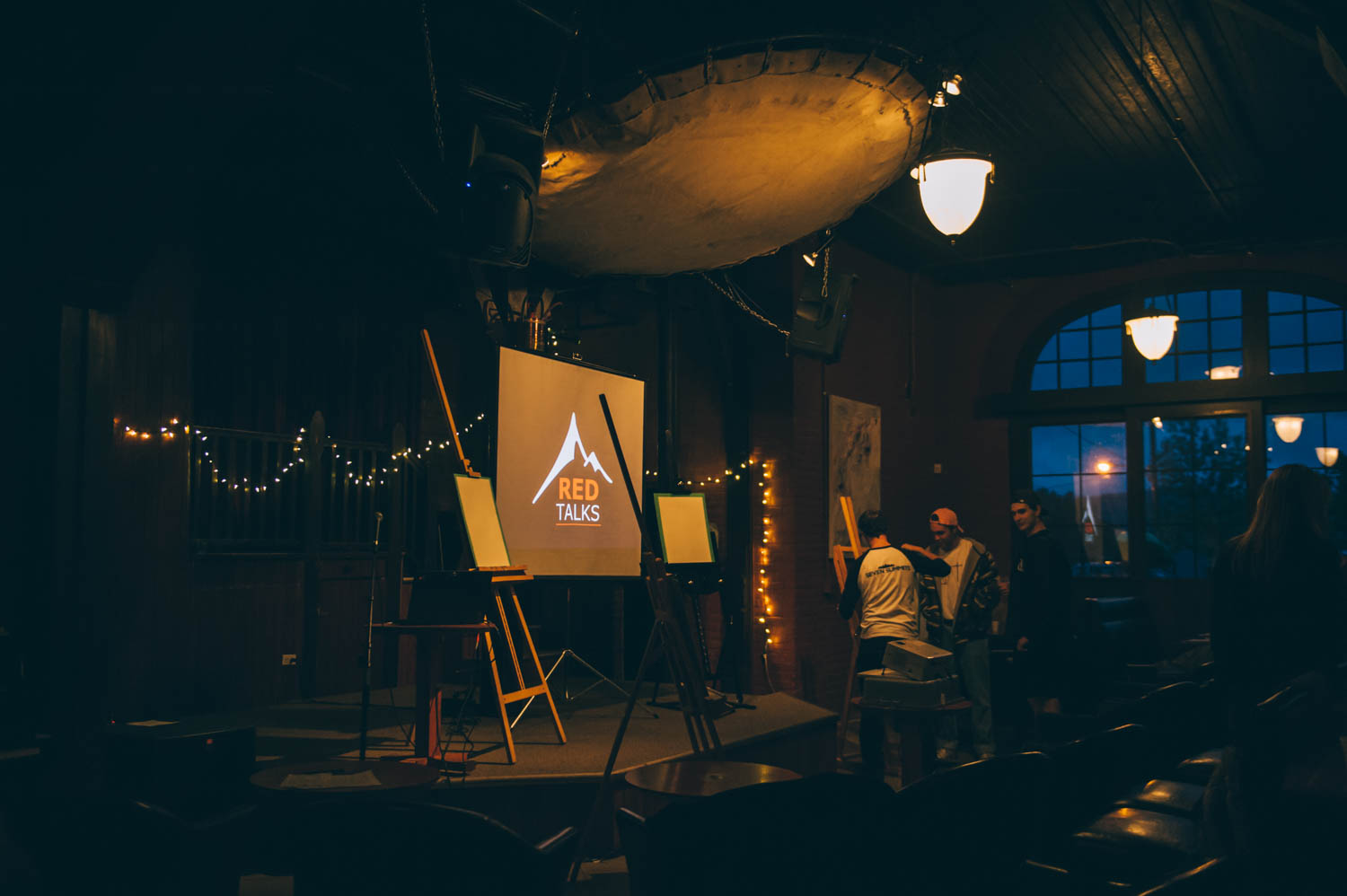 Every year, Rosslanders hold what they call the Red Talks (Red Mountain is the ski resort in town, and you probably recognize the similarity with the Ted Talks logo). It was an amazing night! Andy was giving a beautiful talk on the Wisdom of giving …