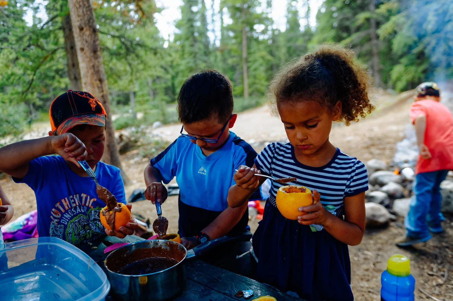 Making chocolate-orange bombs to cook in the fire