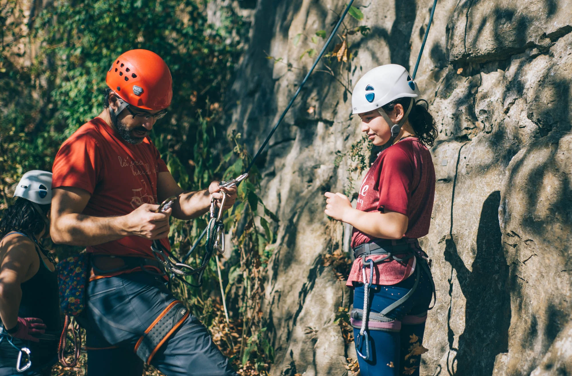 Mara wanted to try leading a route for a few years already, but we felt she wasn't fully ready. After working with me at Equinox all summer, she acquired the experience and confidence needed to do it. Here, JF is showing her how to use the Personal Safety Device while she sets the anchor at the top.