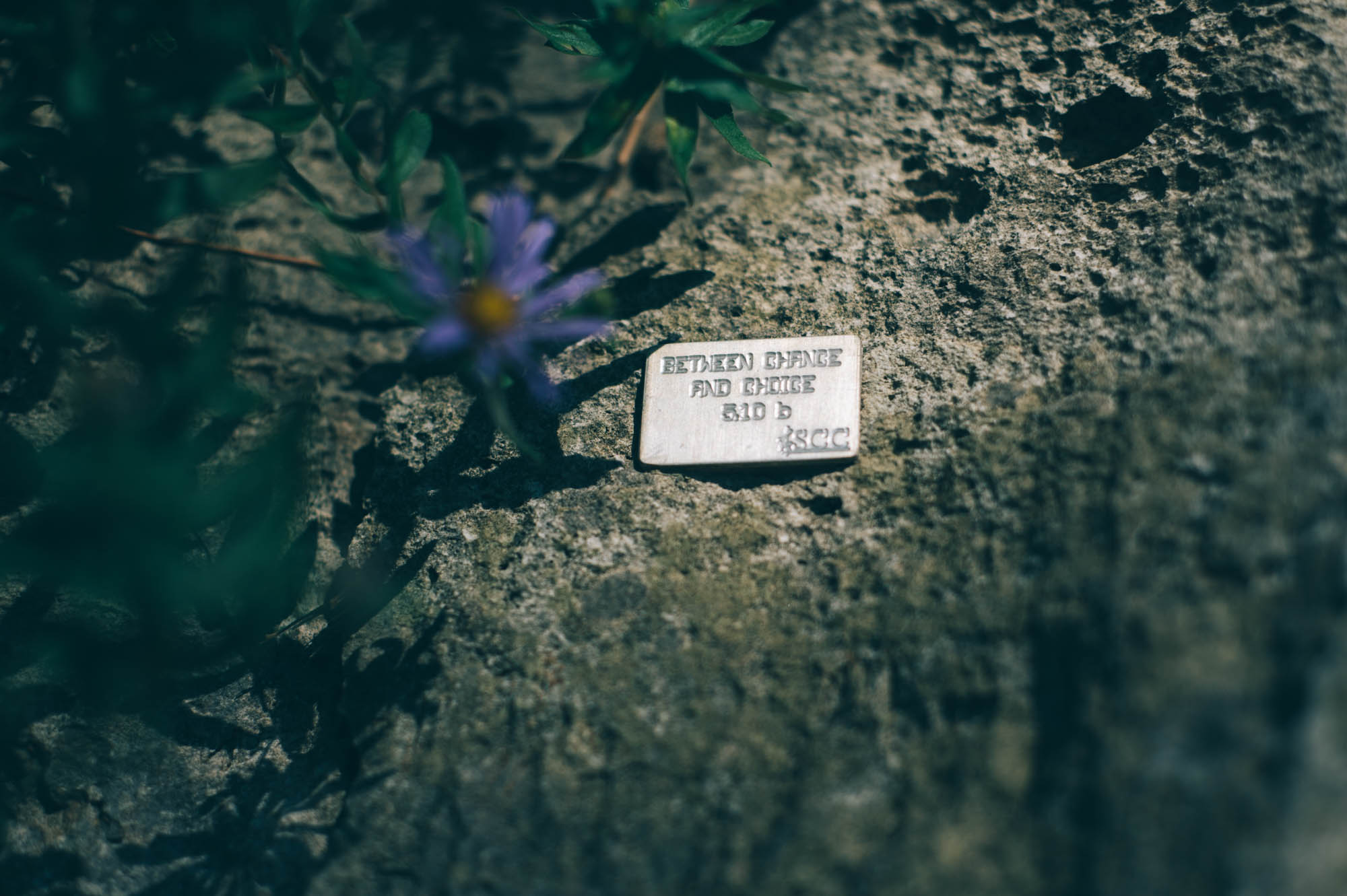 As travelers, we really appreciated that the local association put plates under most of the routes to ID them. So much easier! I wish it was like that everywhere! No bad surprises.