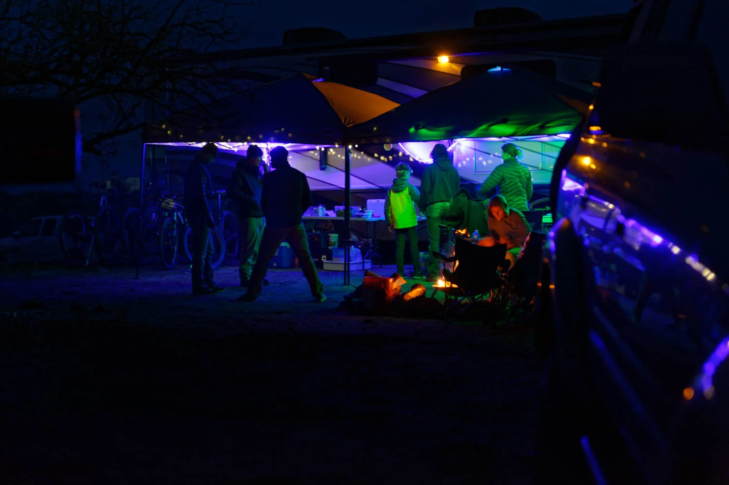 The town becomes even more alive at night with colorful lights and bonfire everywhere. It was so cool to see the course illuminated by all these headlamps and bike lamps, like a thousand crazy fireflies in the dark night.