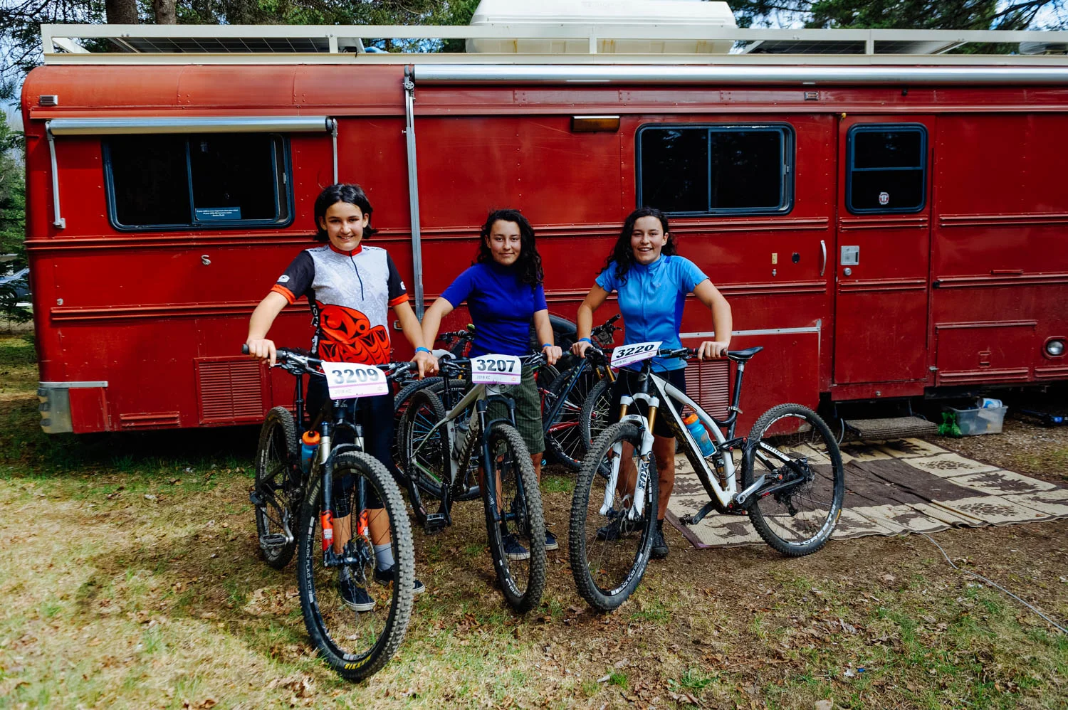 Being twins in the world of competition is not always easy. In the past, the twins either did team races or competed in different categories (in AZ Aïsha raced with the 15-16 yo). But here, it's not an option. The 3 of them are in the same category and if they want to race, they will be racing together (or against one another, depending on how you see it). It was an excruciatingly hard week for Aïsha as she is still struggling with an injury and feels like she is not in race shape… but also wants on the race experience. So, at last, she told Mathilde that she would race if she also signed up for the race. And just like that, we had 3 girls on the course at once! They each chose an achievable goal for that race and reached it! Mathilde knew she would very likely be last and she was, but kept riding with a big smile, encouraging the boys that were lapping her and receiving cheers in return. I believe we all grew from that experience as a family.