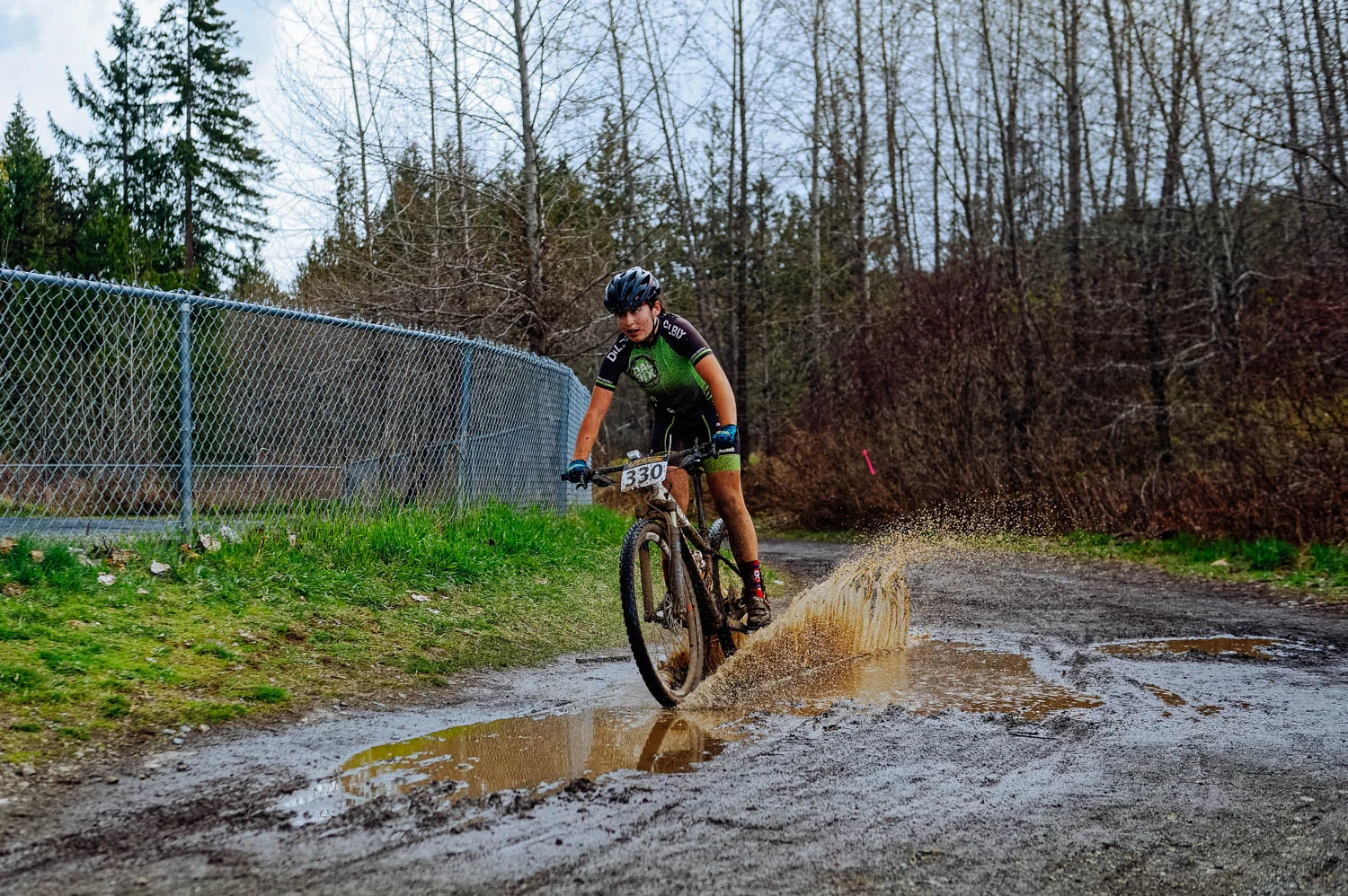 The Cumberland Island Cup was a very muddy one on a beautiful but tough course. Mara lost her chain twice on her last lap, but managed to finish third in the women expert. Mathilde pushed too hard on the climb and got sick, while Aïsha had to stop since the pain in her neck and back was too intense (again - my poor girl).