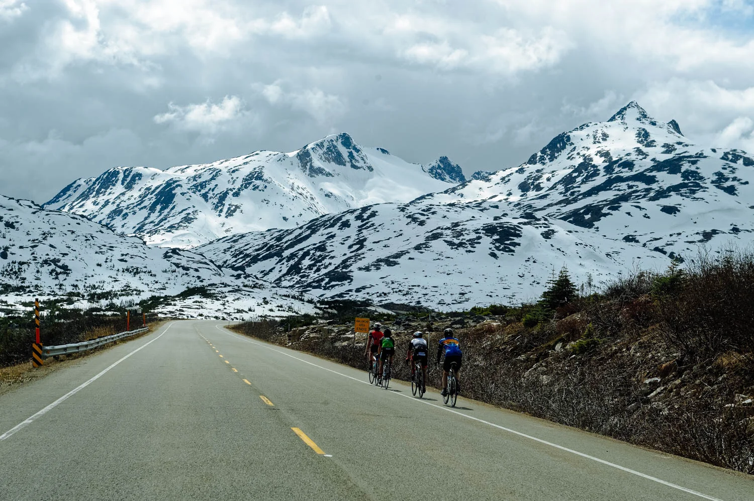 The head peloton composed for 3 strong men + Mara getting ready to tackle the climb to the summit on the lap race on Saturday.