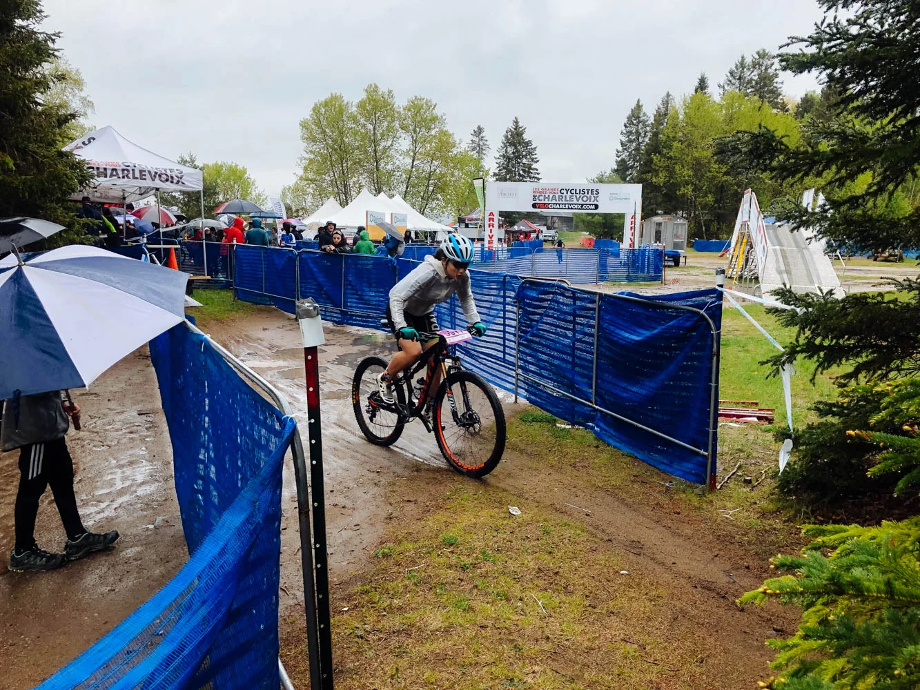 The XCT on Sunday in Baie St-Paul was pretty muddy. Aïsha slid under the tape, but got back on the bike and finished strong. Mara was there to cheer for her team!