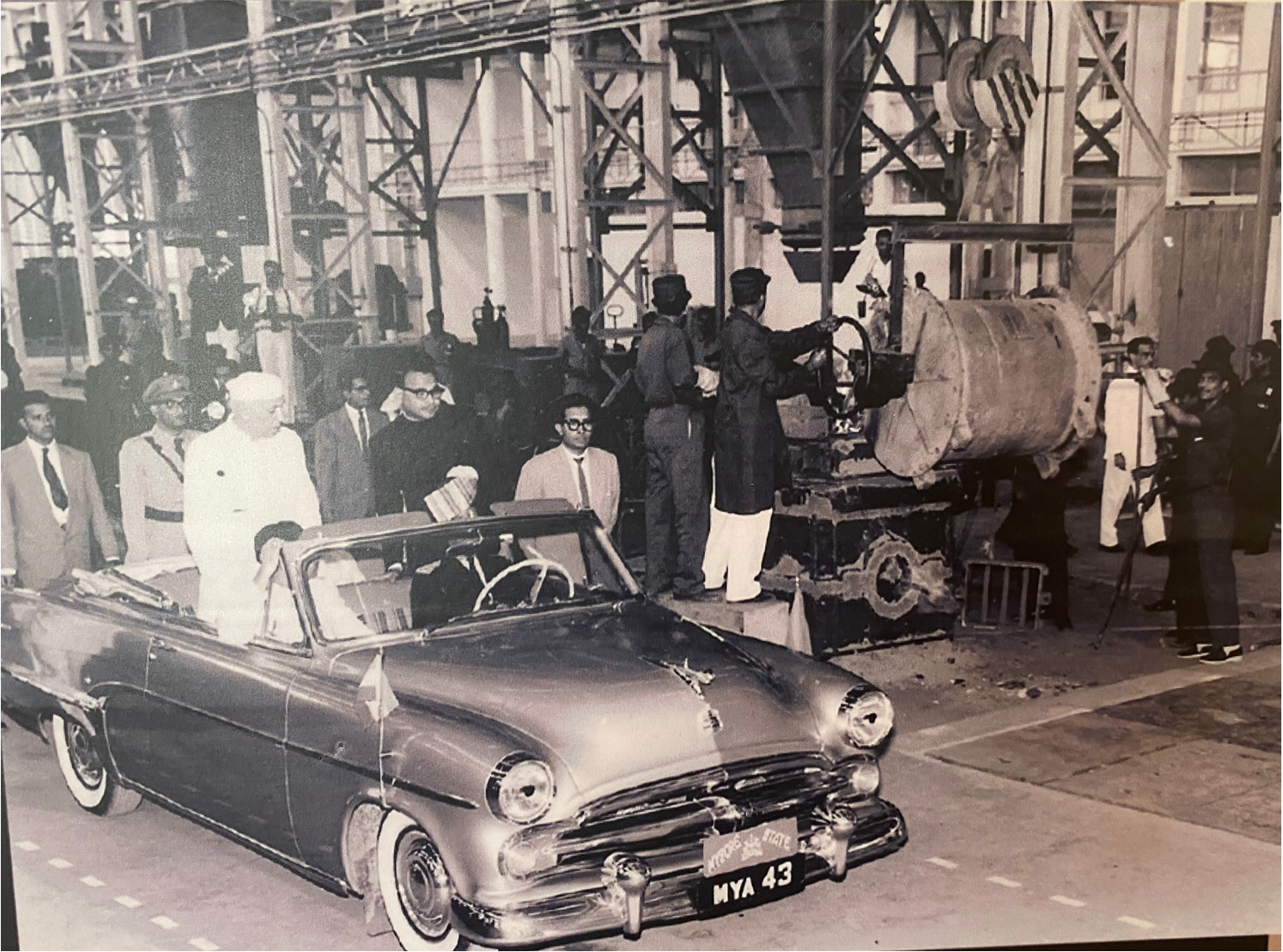 Nehru at HMT photo.png