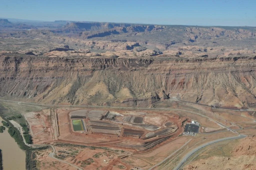 Moab_uranium_mill_tailings_pile.jpg