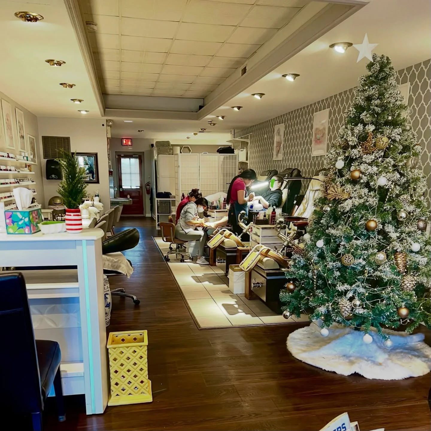 #poshmanipedi #havertown #naturalnails #poshlinx #permanentjewelry