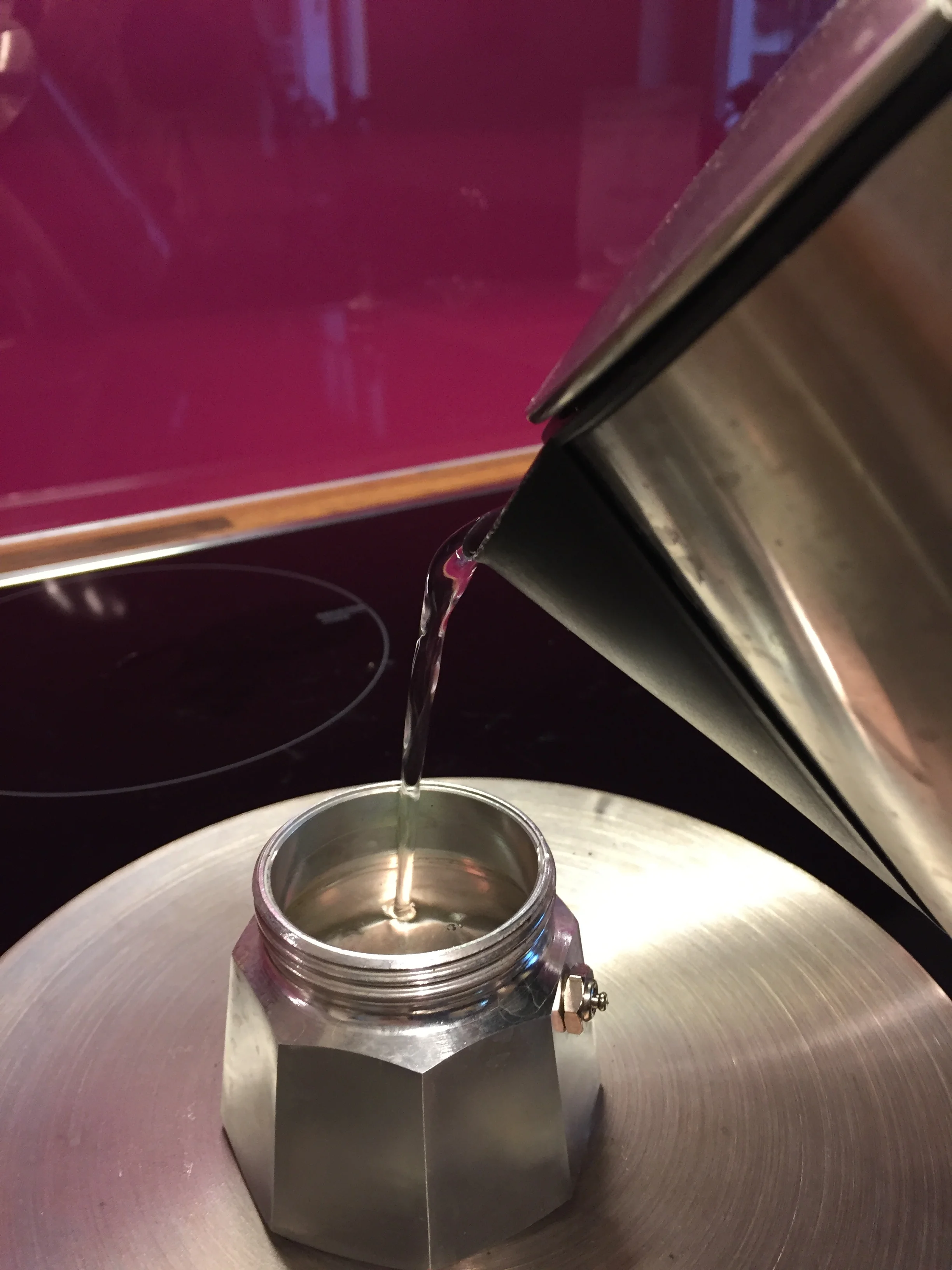 06_Erhitzes Wasser einfüllen I.JPG