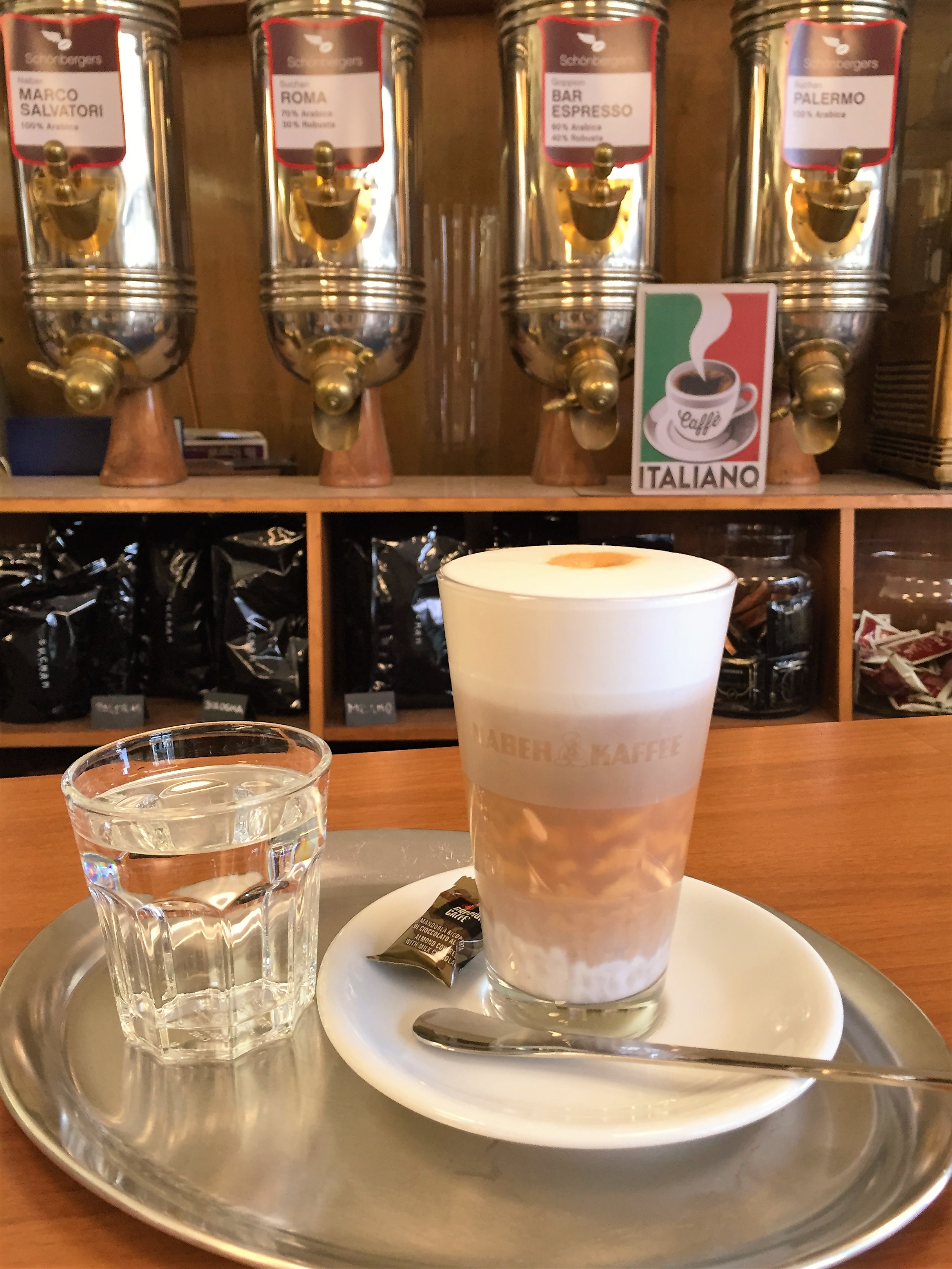 Caffè Latte mit nicht ganz perfekten drei Schichten (das liegt in diesem spezifischen Fall an der höheren Dichte des Kaffees).