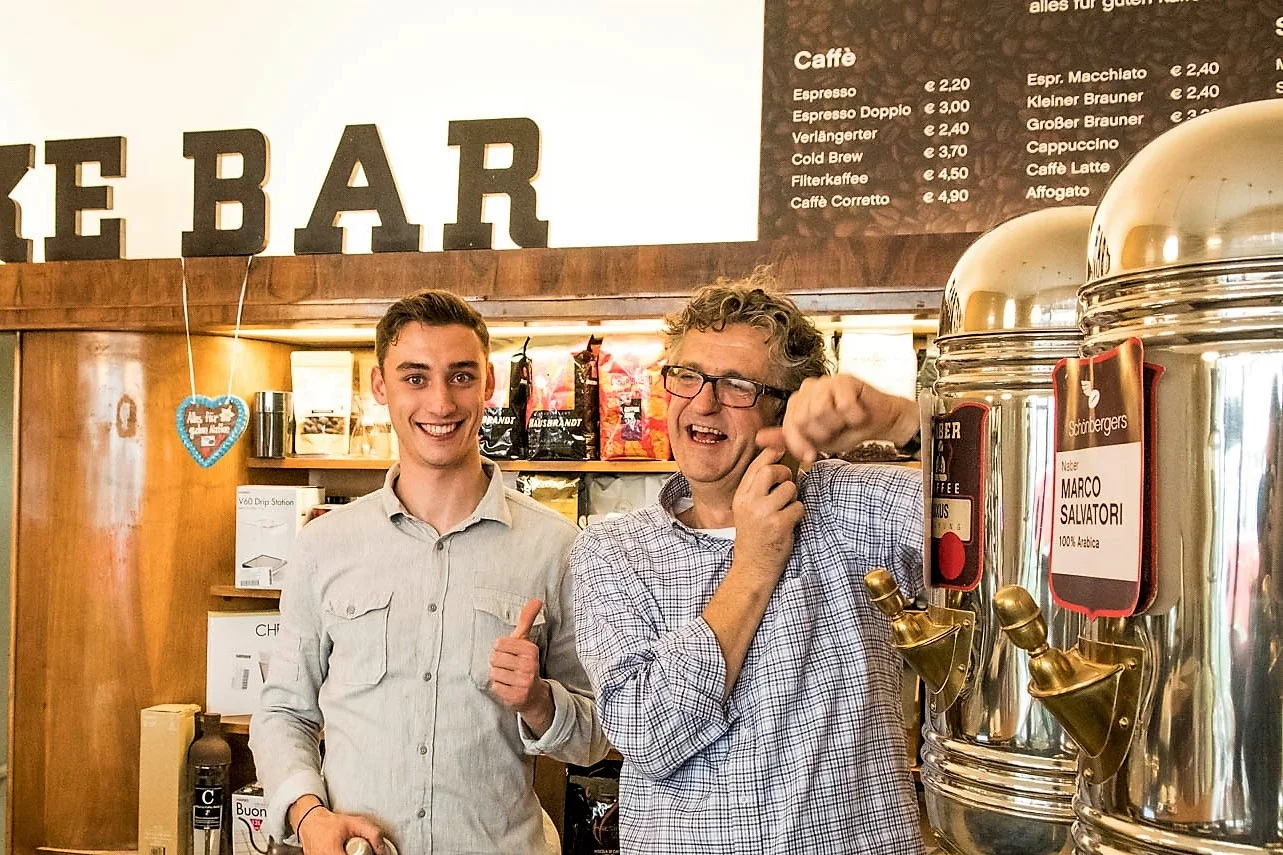 Zwei Barista beim Arbeiten.jpg