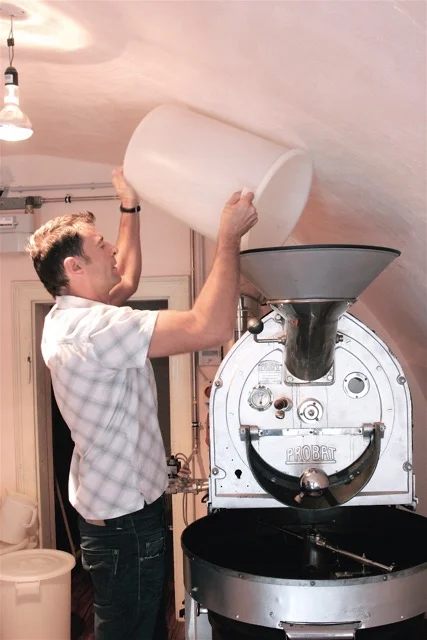 Peter Affenzeller ( Suchan Kaffee ) am Trommelröster